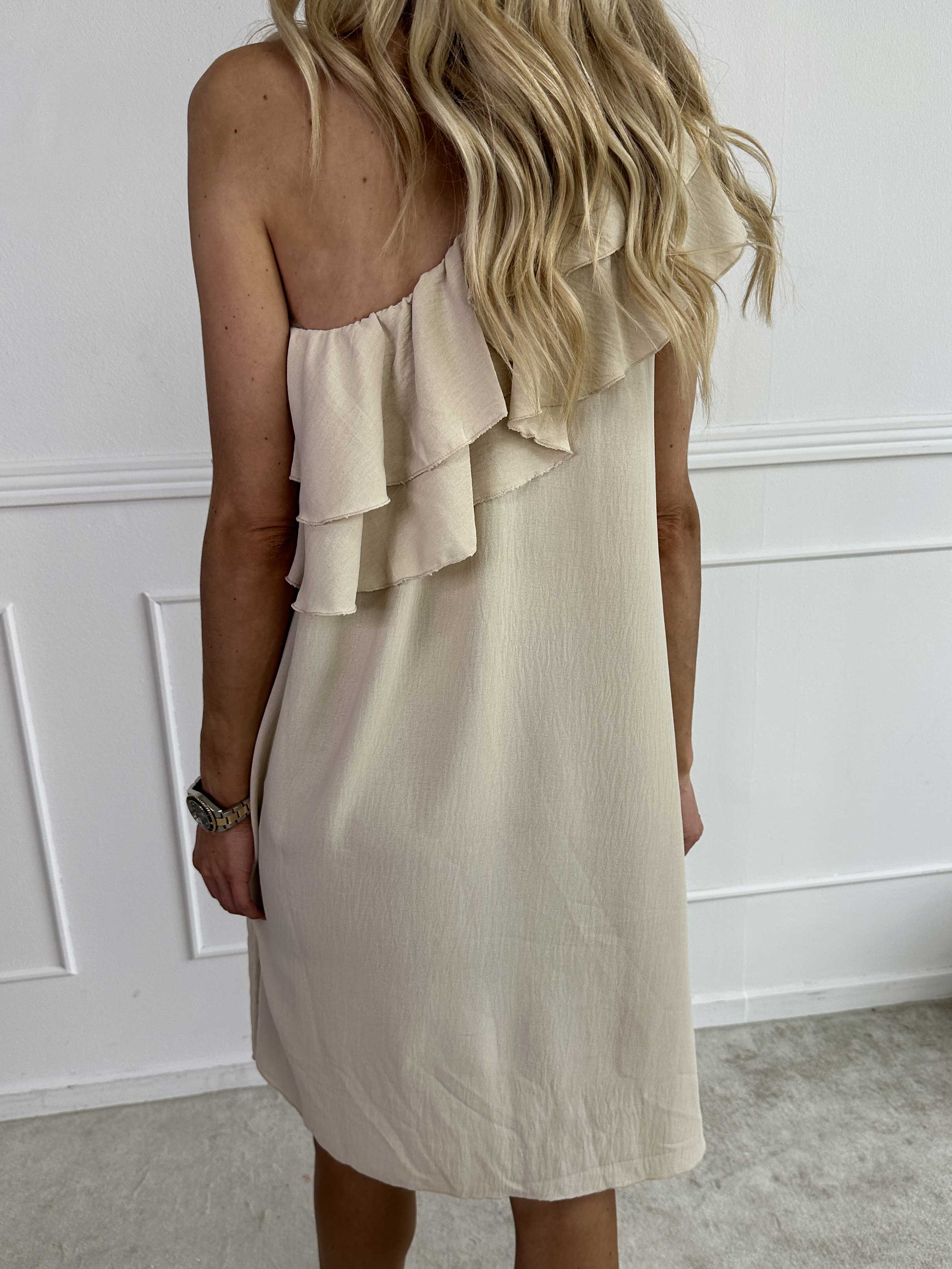 Catelyn - Sød one shoulder kjole med flæser