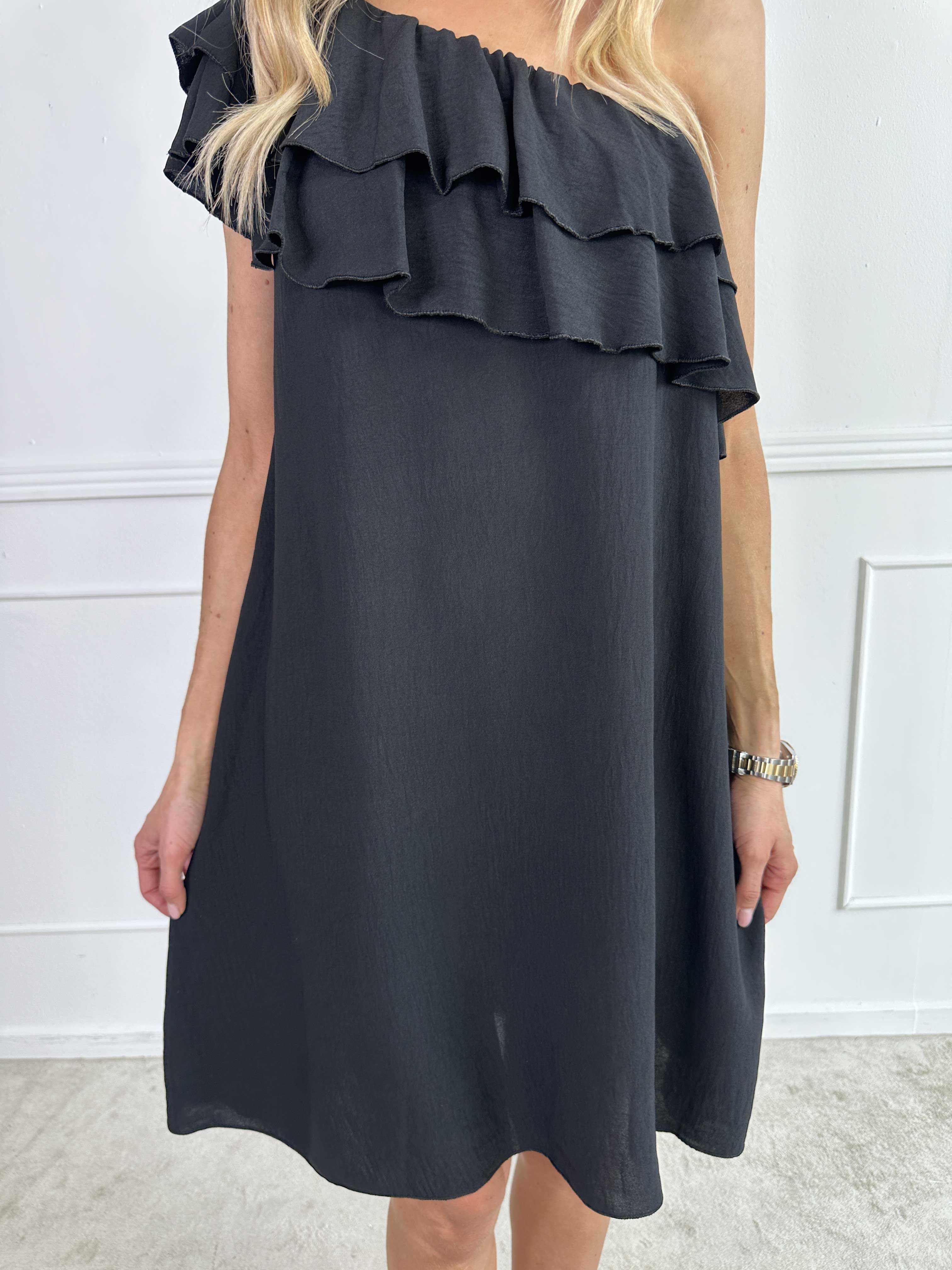 Catelyn - Sød one shoulder kjole med flæser