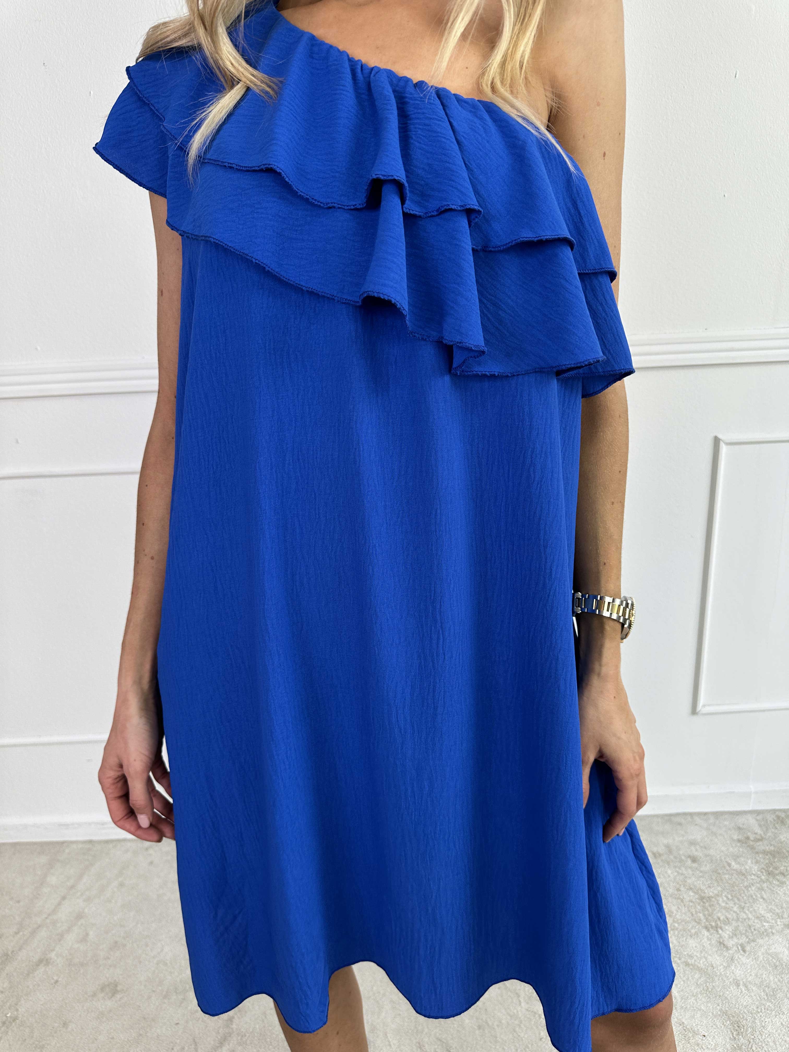 Catelyn - Sød one shoulder kjole med flæser