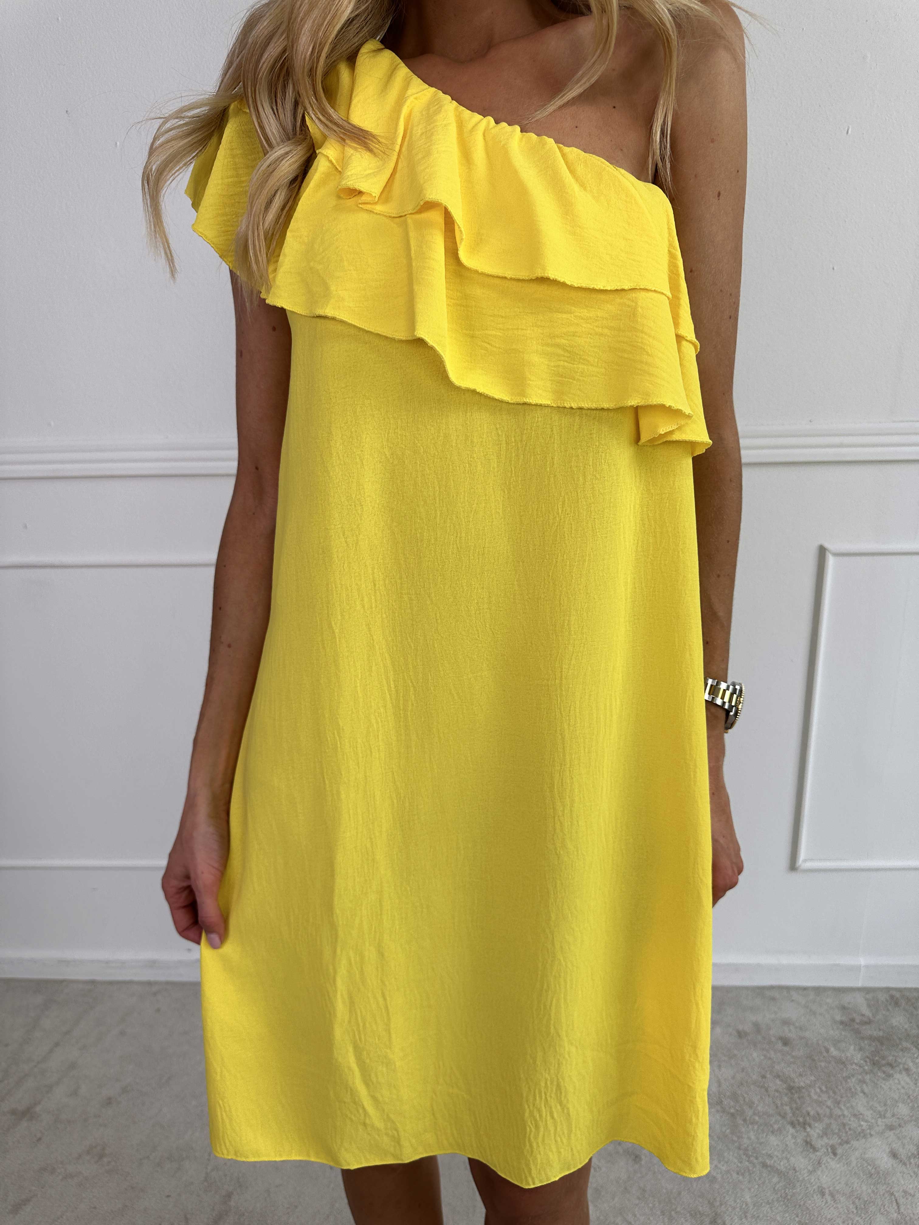 Catelyn - Sød one shoulder kjole med flæser