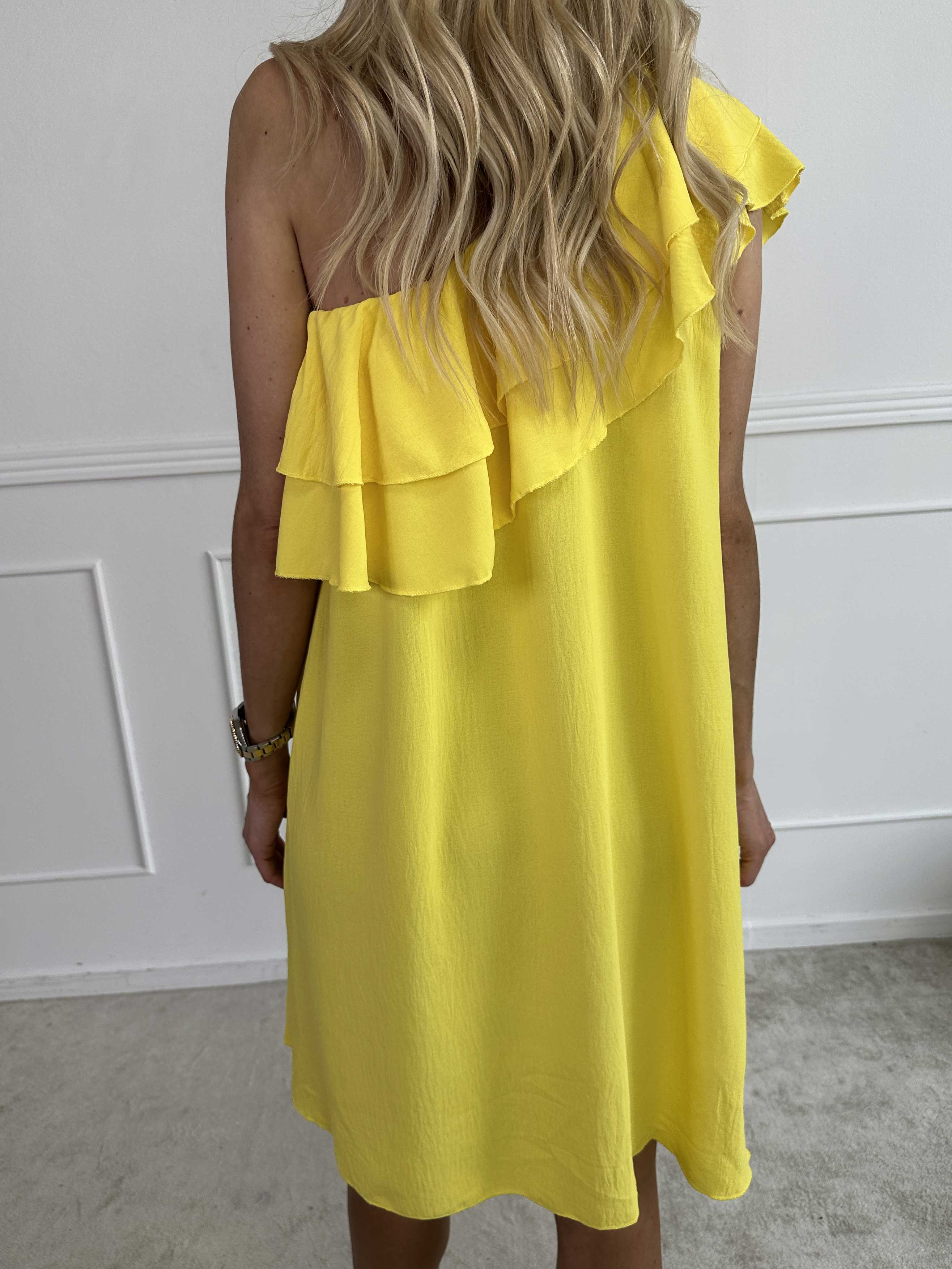 Catelyn - Sød one shoulder kjole med flæser