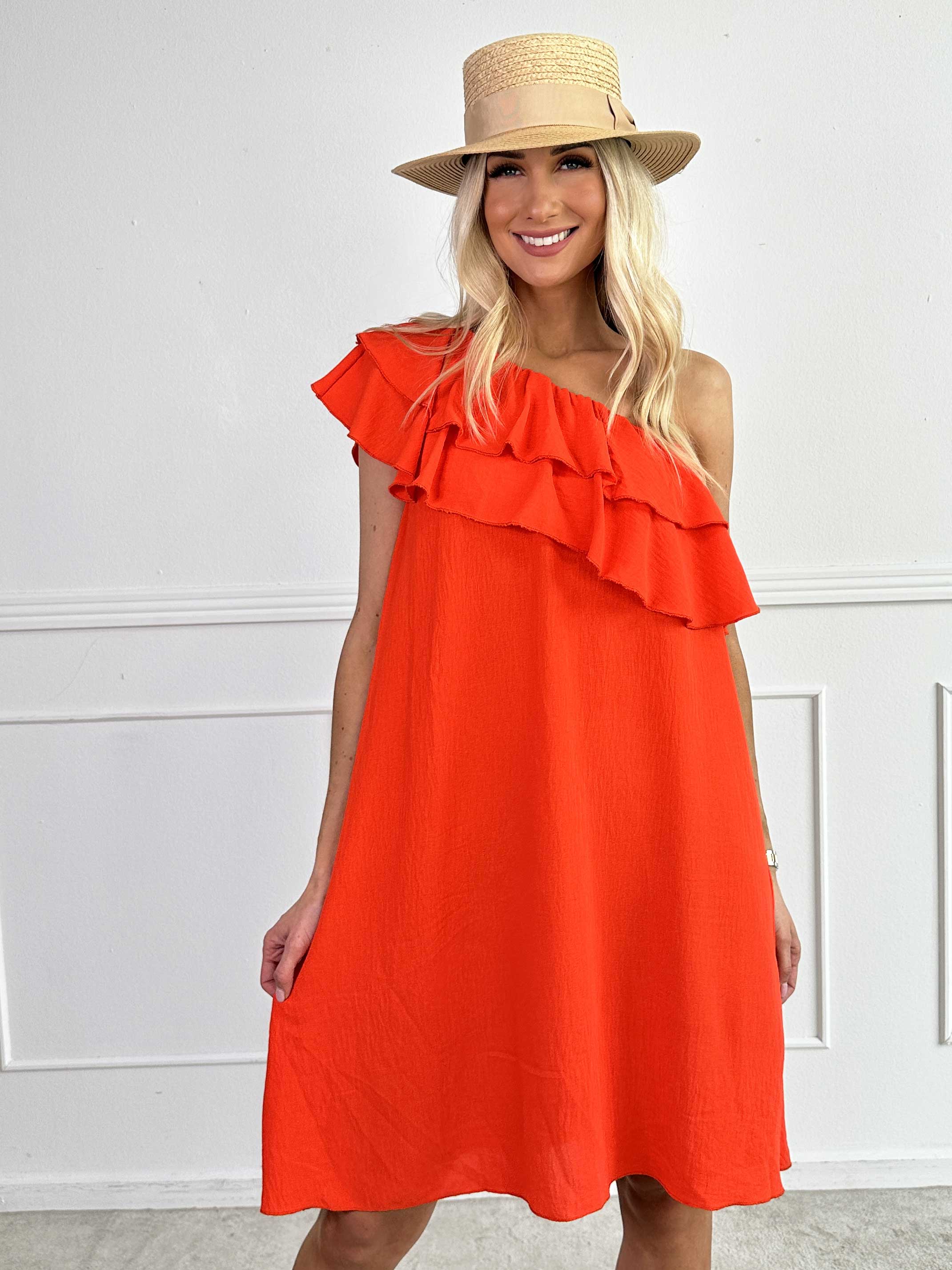 Catelyn - Sød one shoulder kjole med flæser