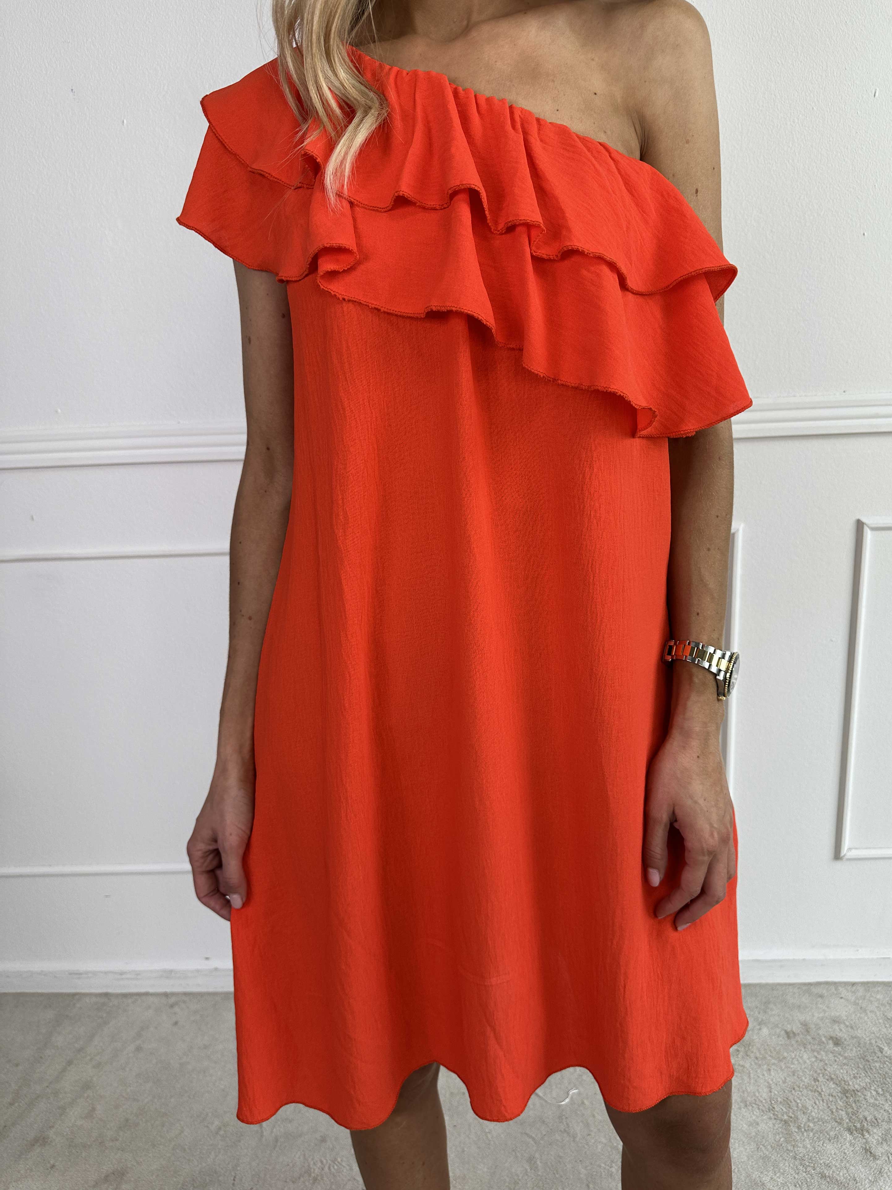 Catelyn - Sød one shoulder kjole med flæser