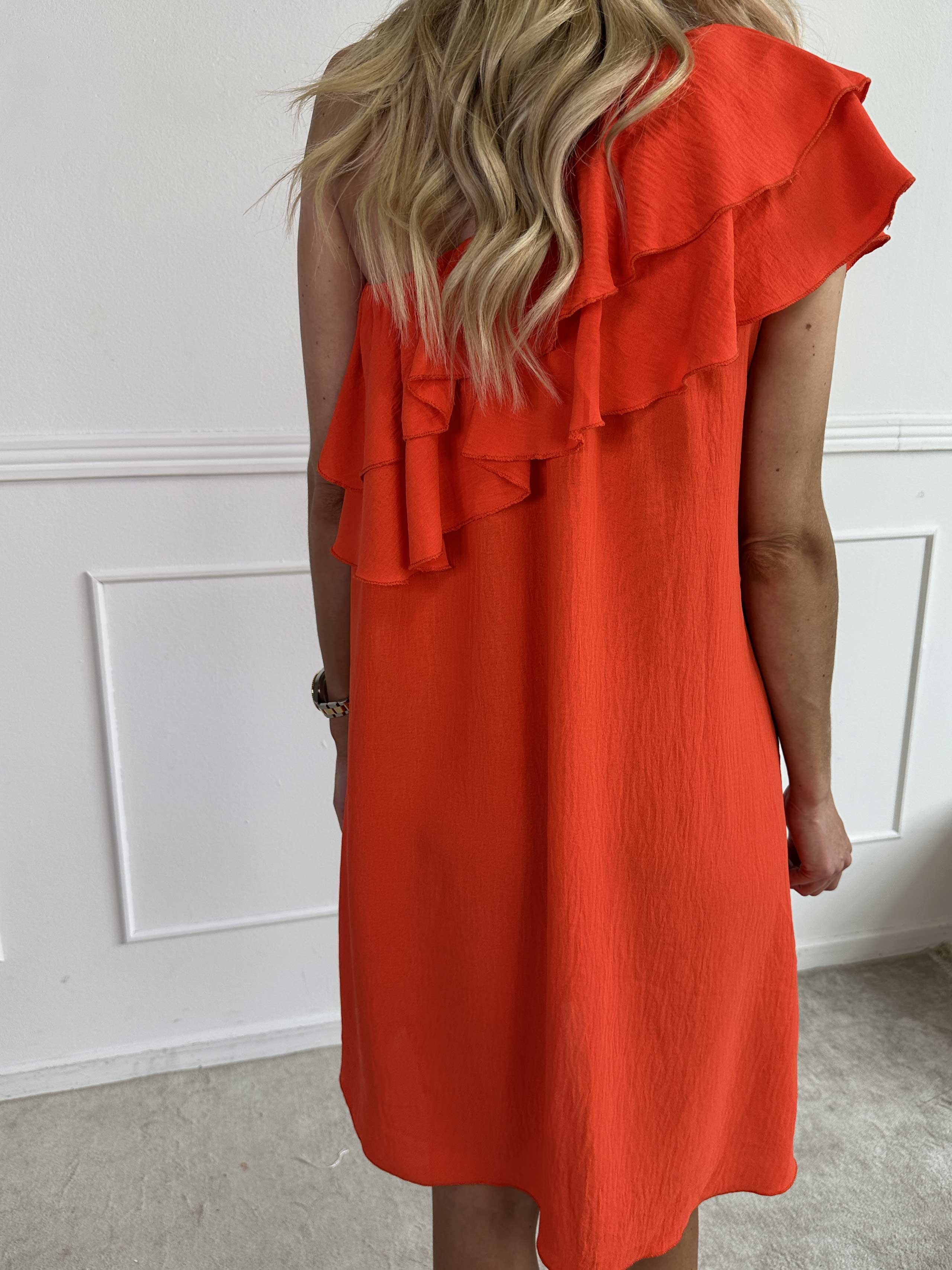 Catelyn - Sød one shoulder kjole med flæser