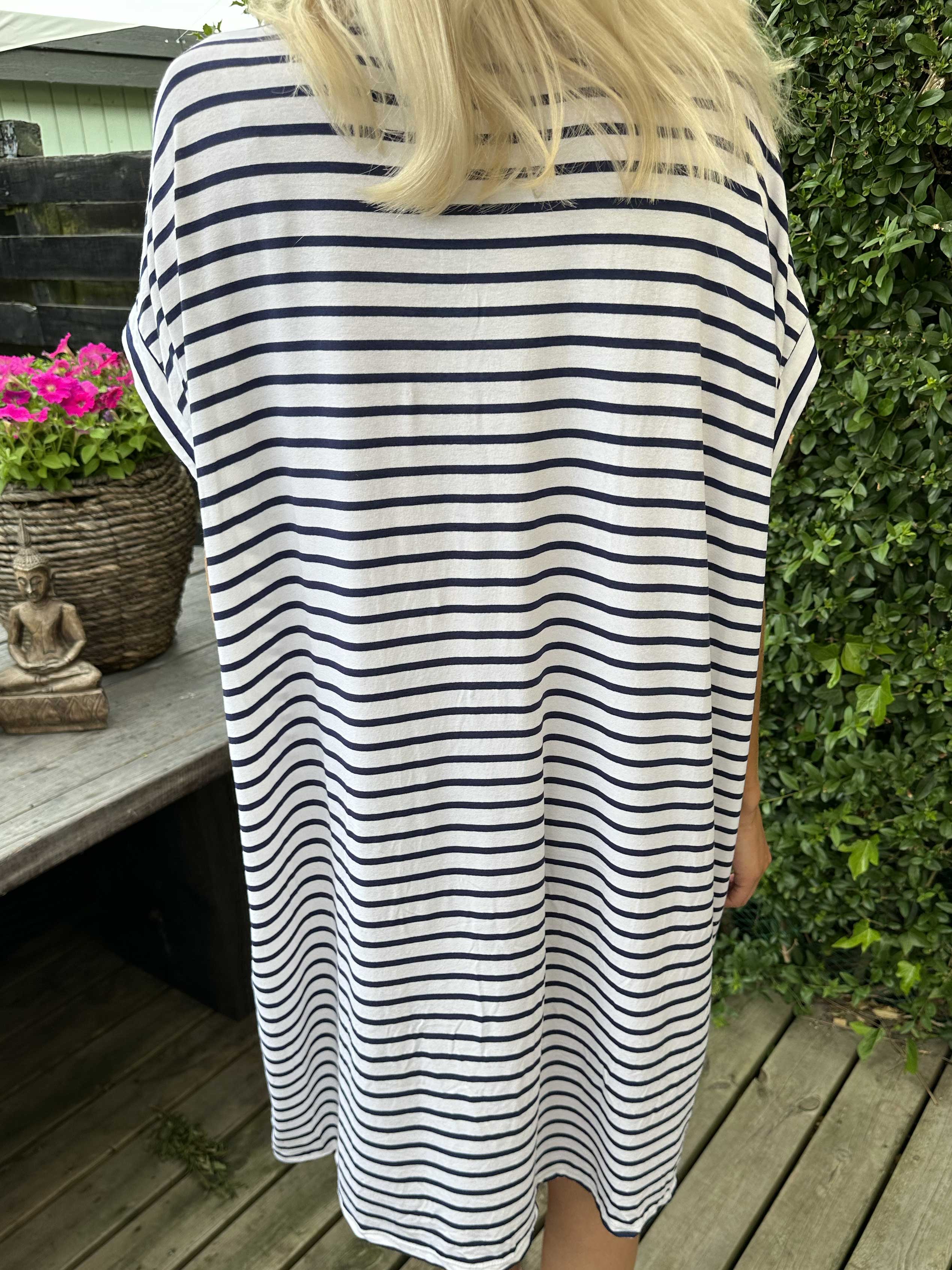 Cath - Sød t-shirt kjole i viskose med sølv stjerne