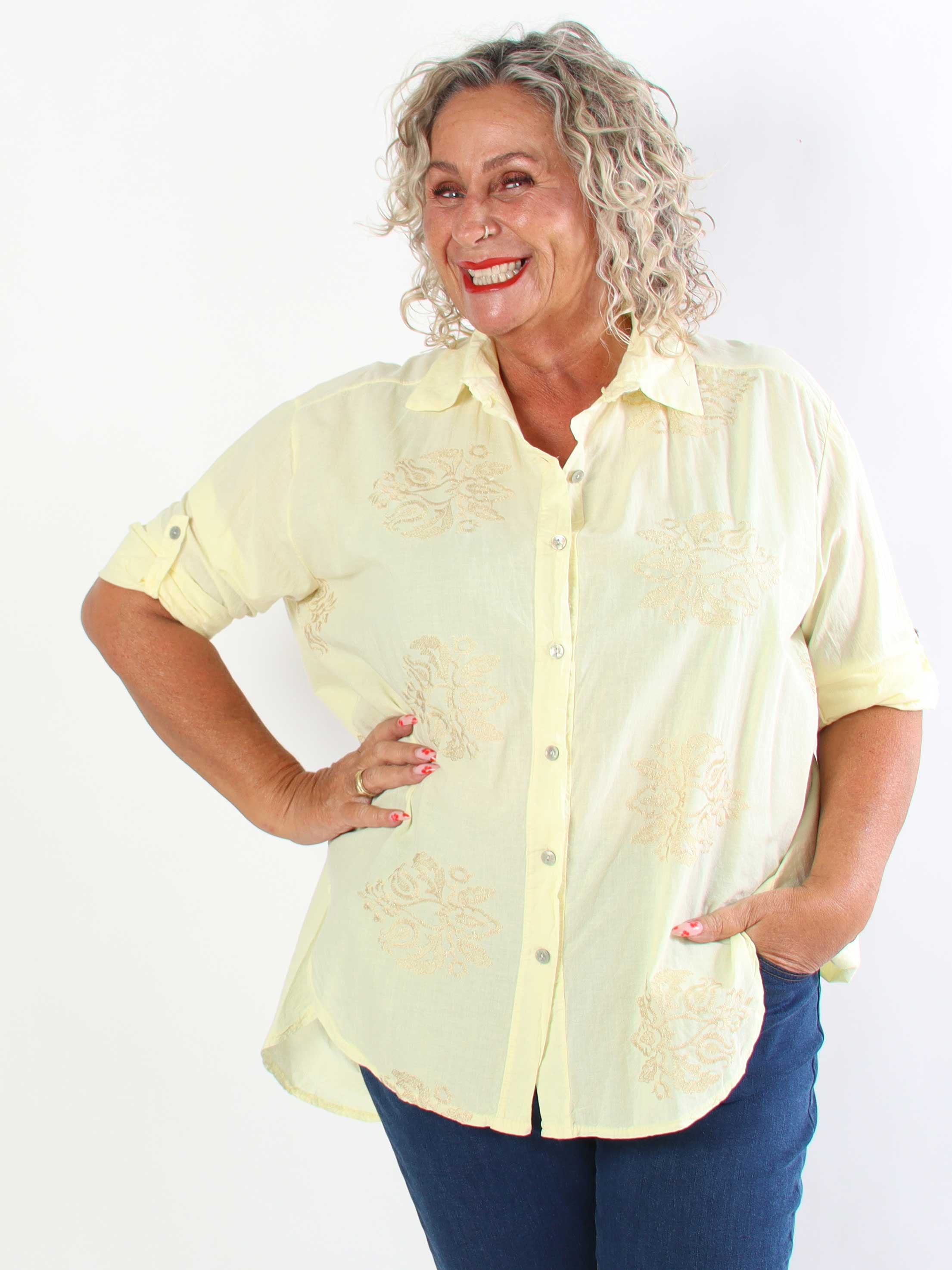 Catherina - Plus size skjorte i bomuld med fine, broderede gulddetaljer