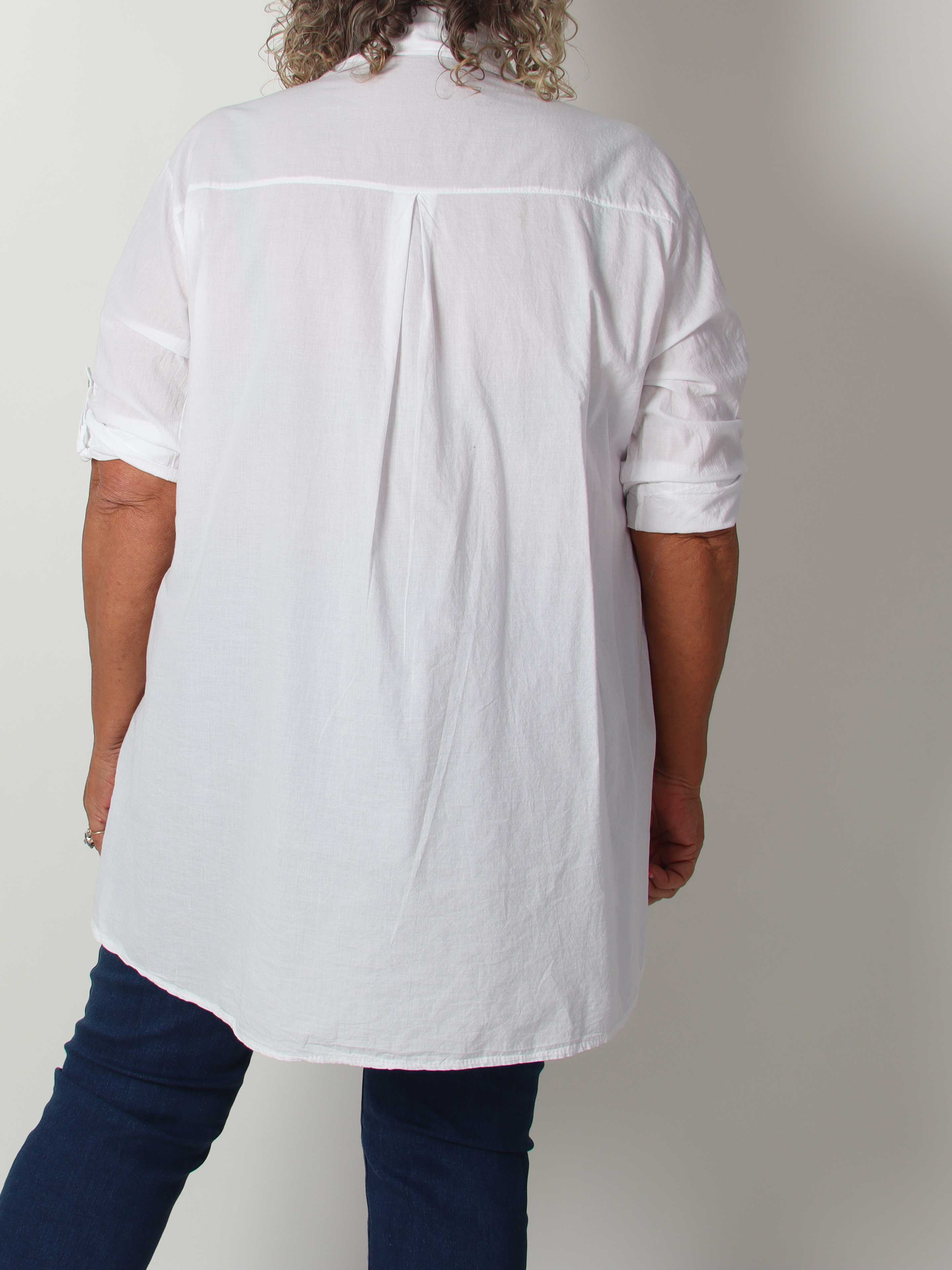 Catherina - Plus size skjorte i bomuld med fine, broderede gulddetaljer