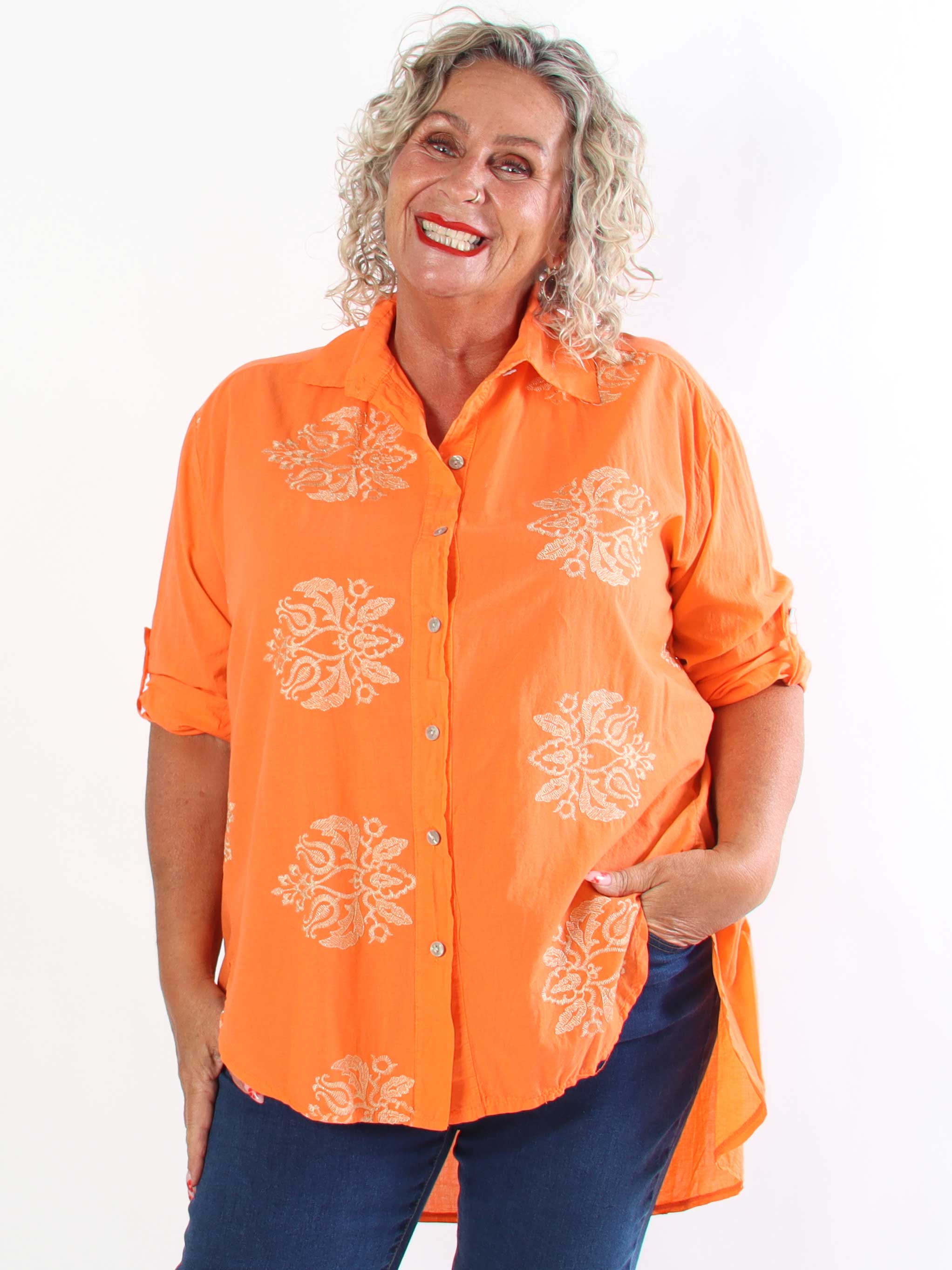 Catherina - Plus size skjorte i bomuld med fine, broderede gulddetaljer