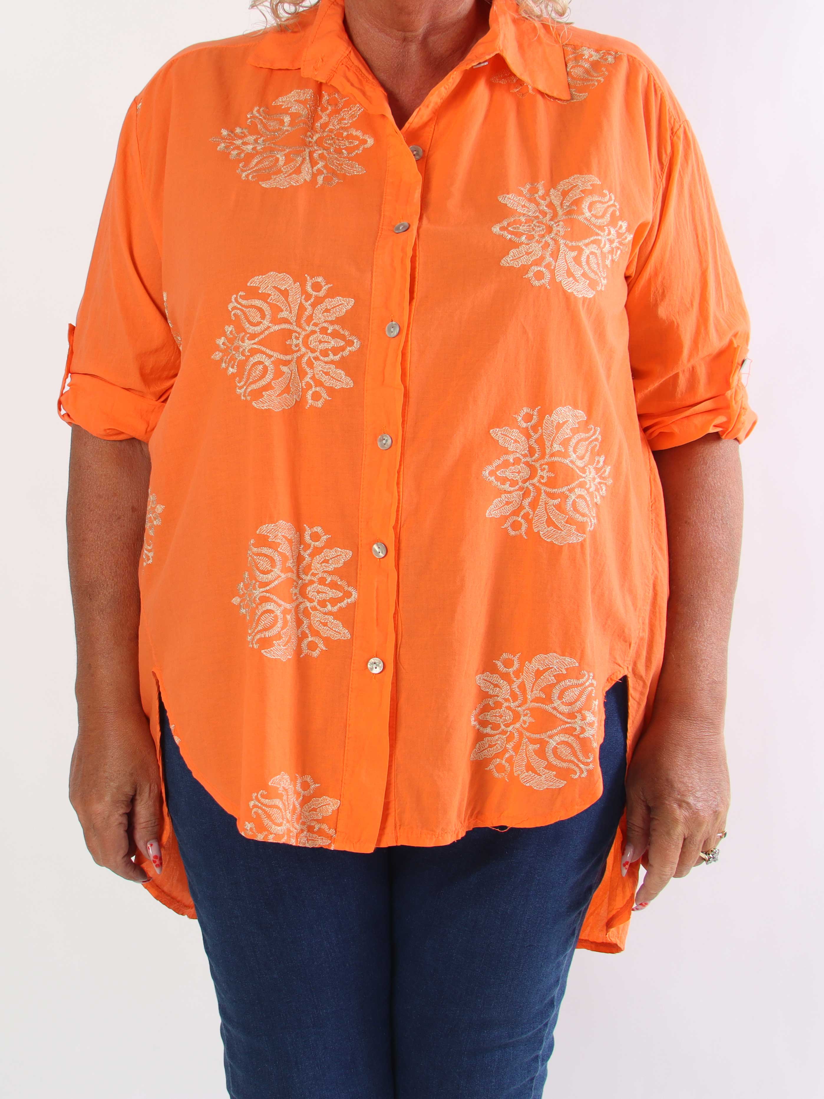 Catherina - Plus size skjorte i bomuld med fine, broderede gulddetaljer