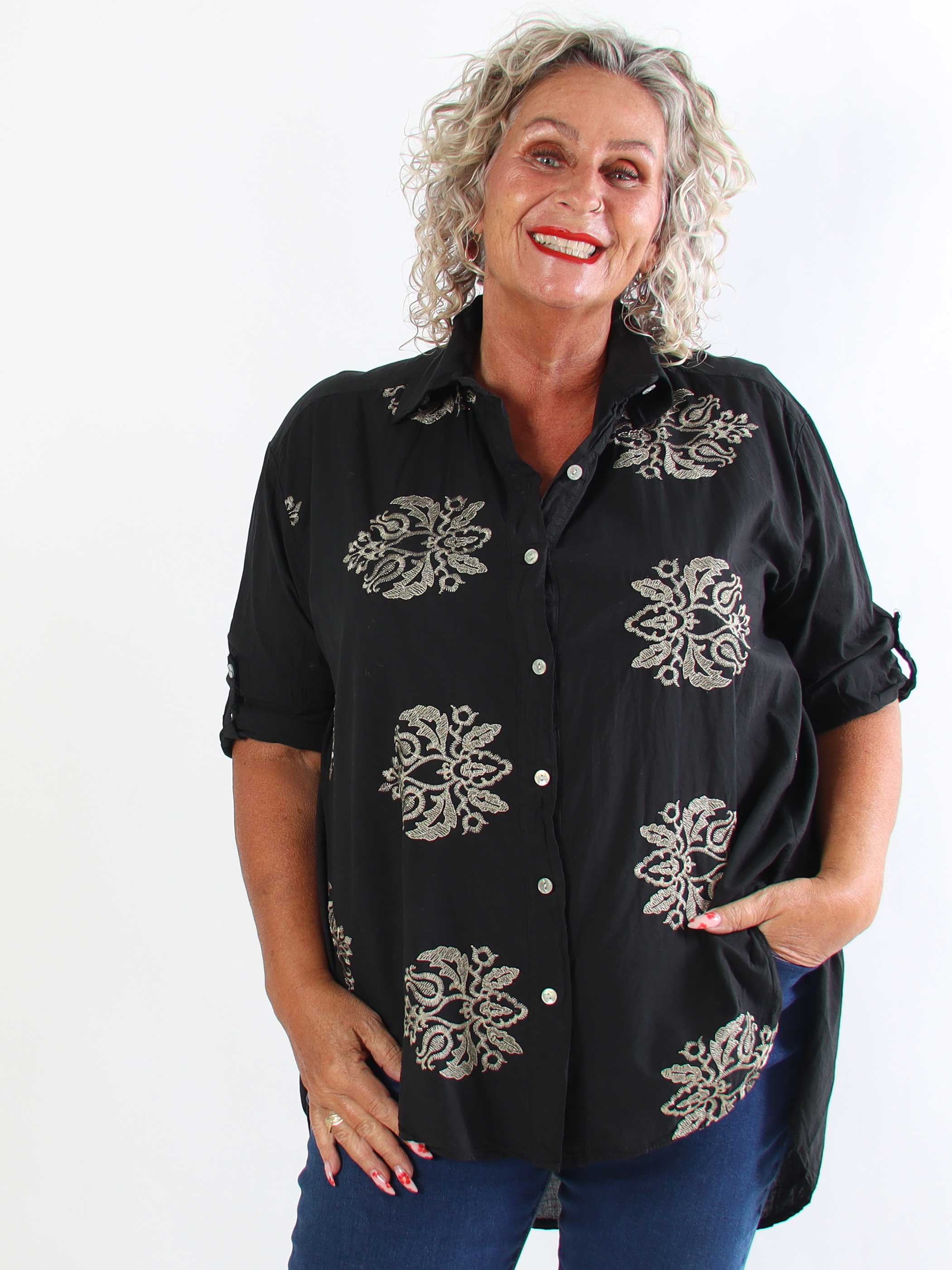 Catherina - Plus size skjorte i bomuld med fine, broderede gulddetaljer