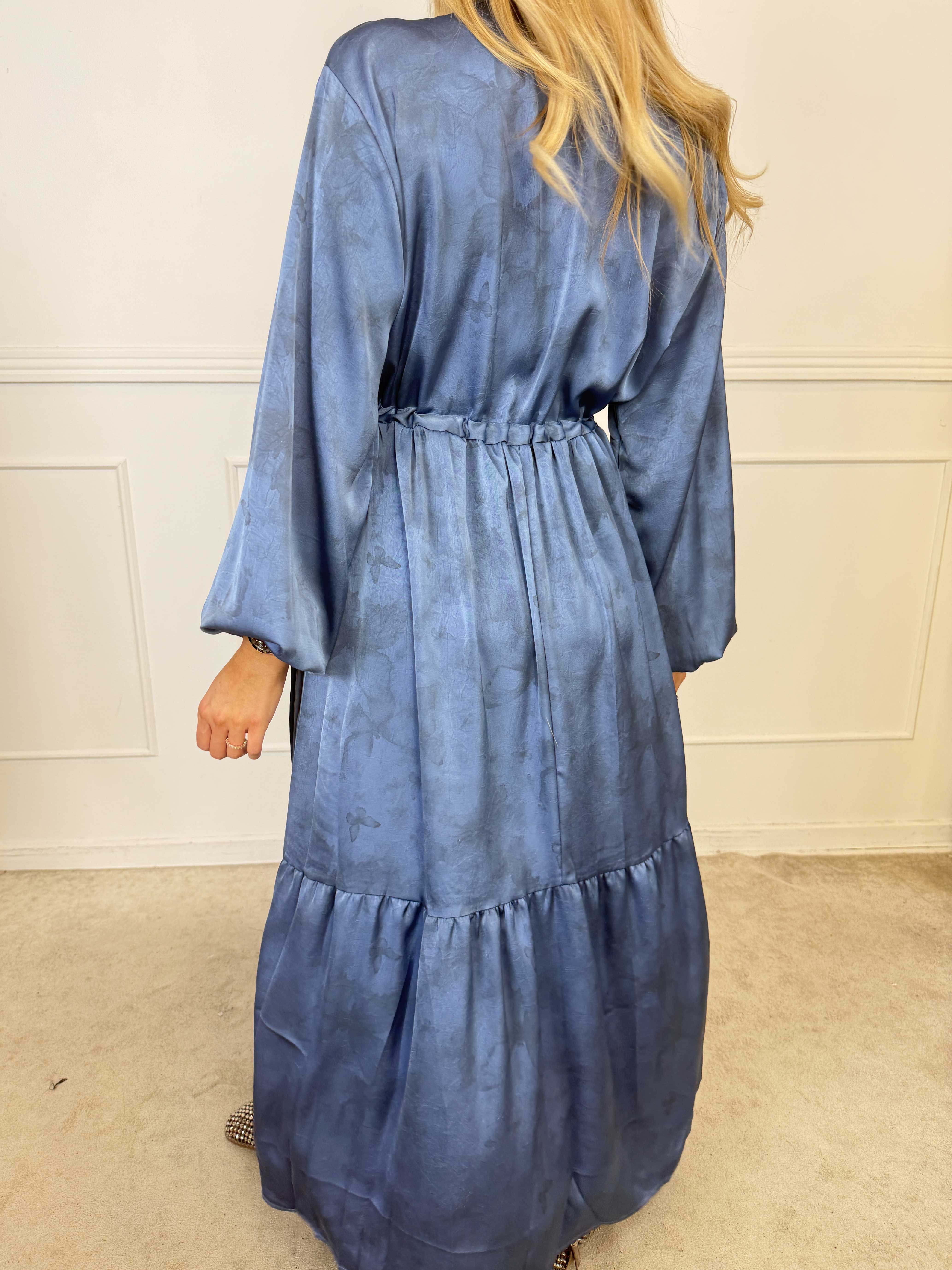Cecilie - Lang og elegant kjole i viskose med et smukt, svagt skinnende sommerfugleprint