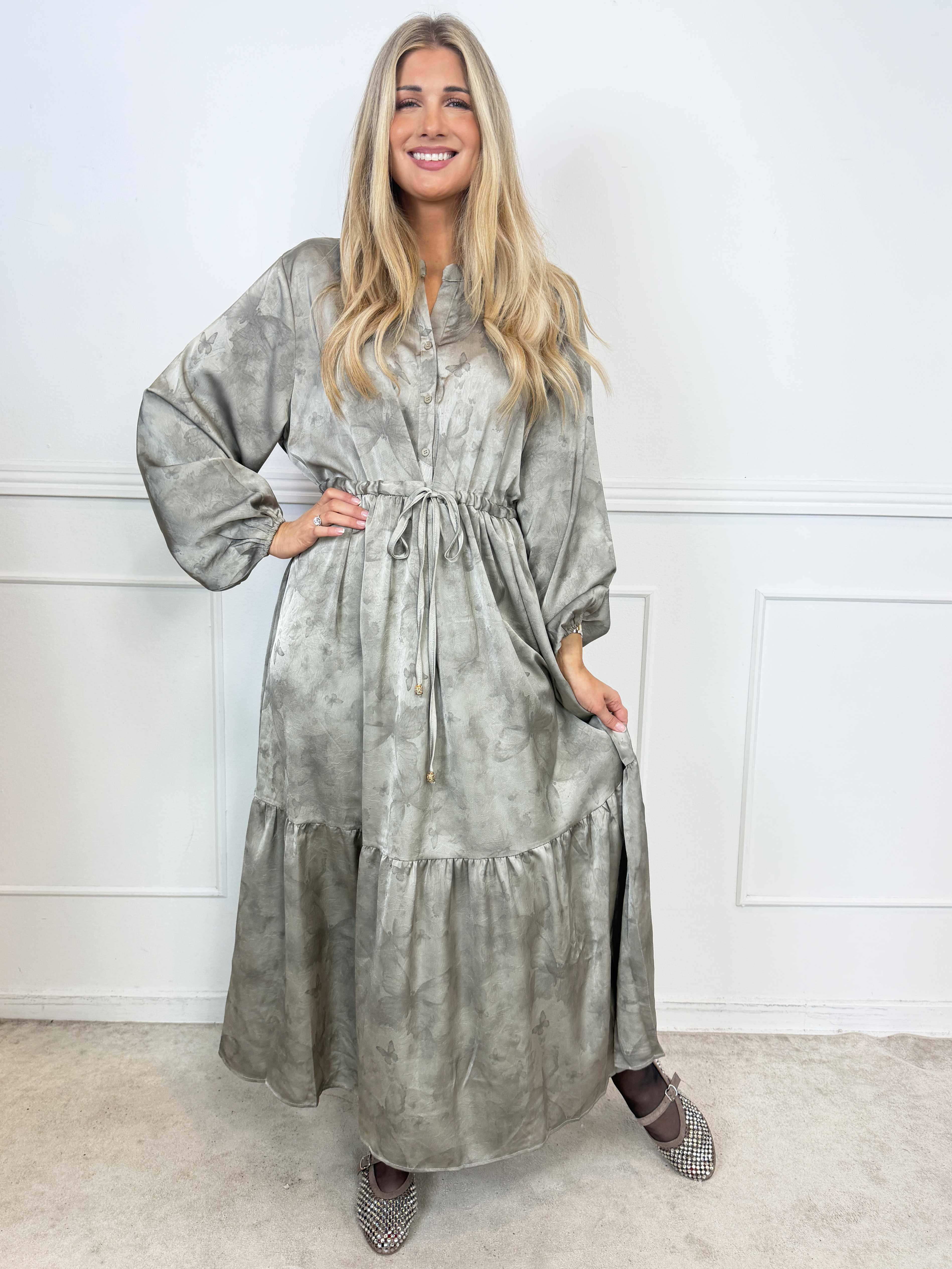 Cecilie - Lang og elegant kjole i viskose med et smukt, svagt skinnende sommerfugleprint
