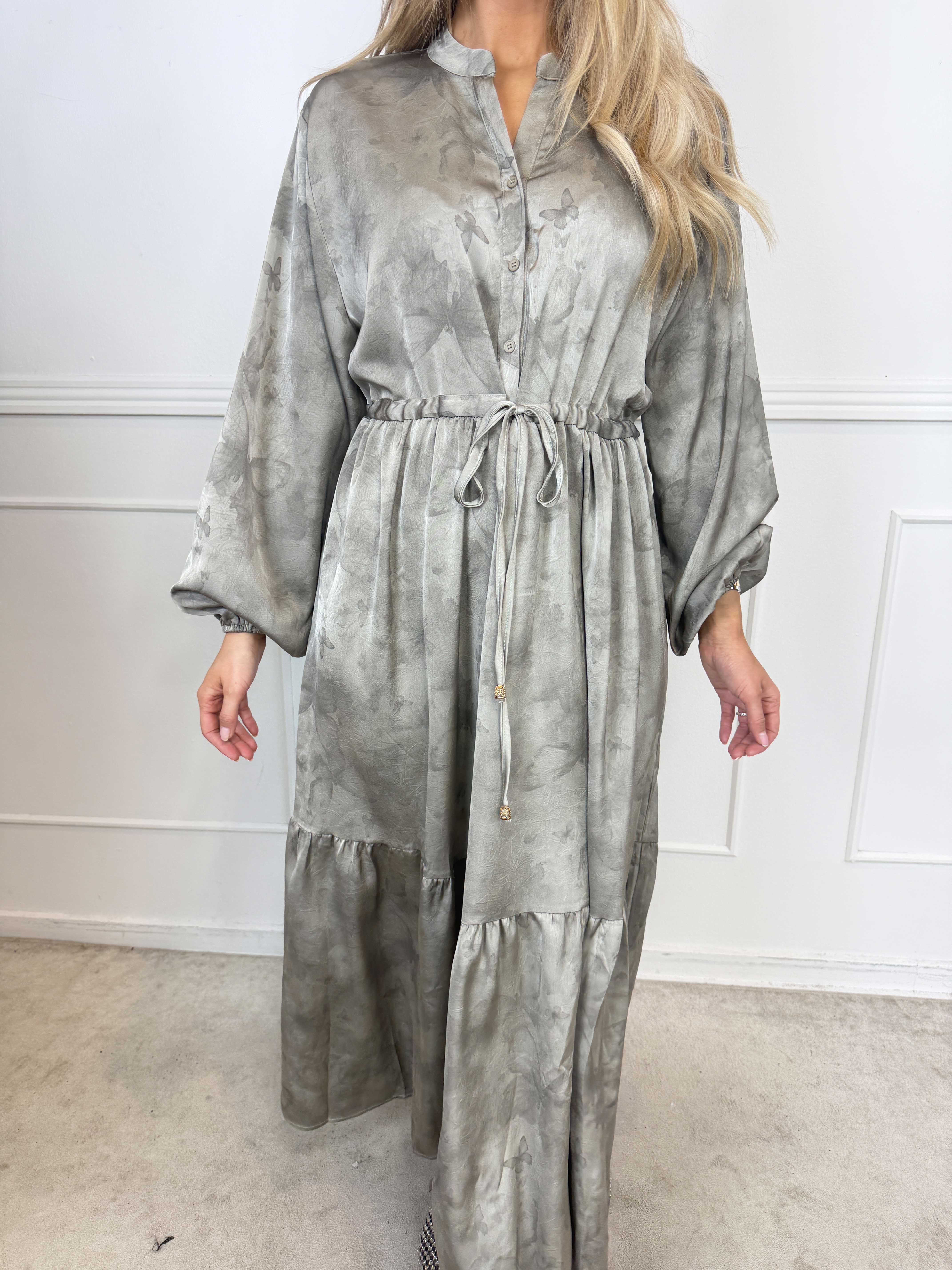 Cecilie - Lang og elegant kjole i viskose med et smukt, svagt skinnende sommerfugleprint