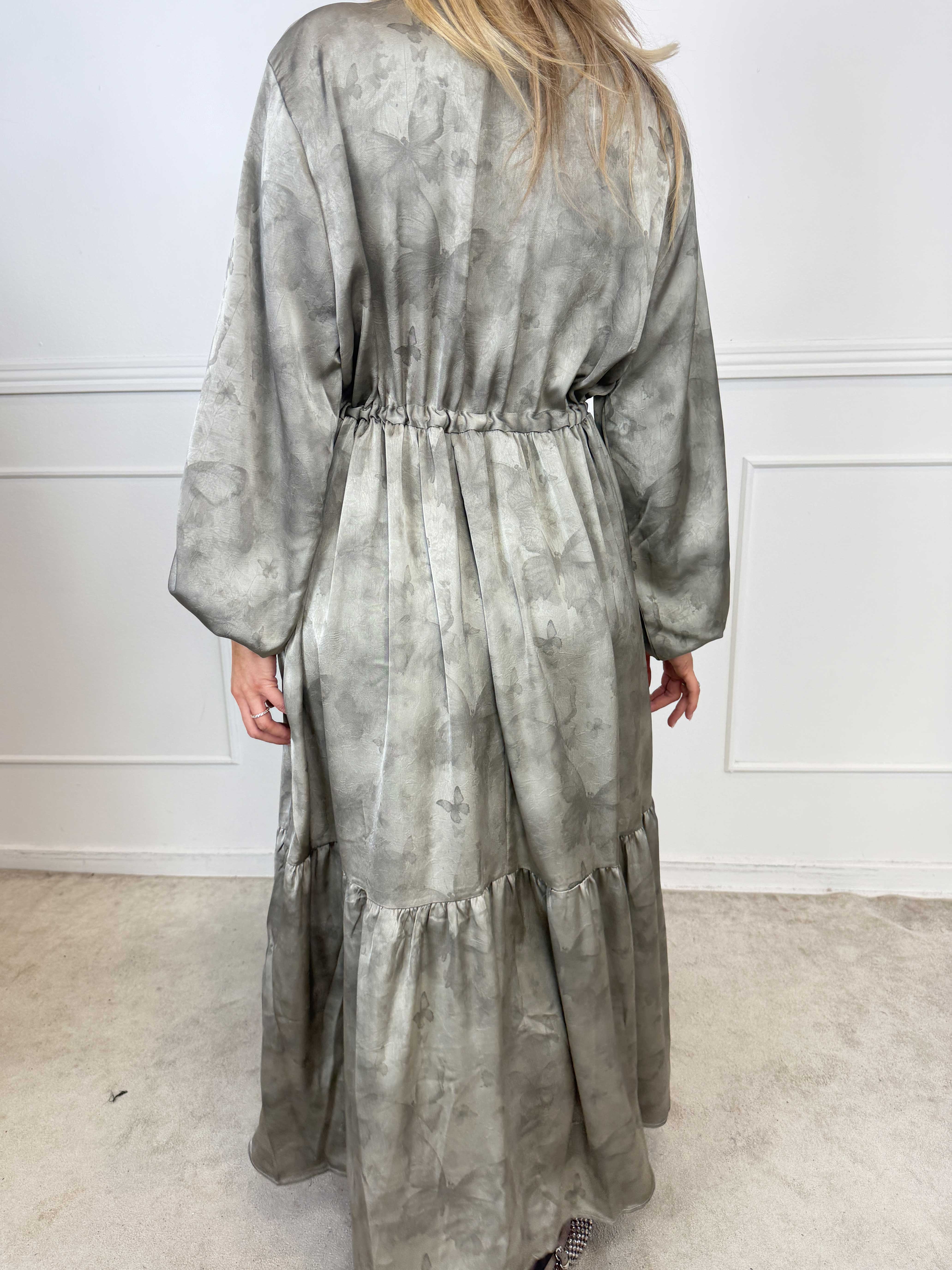Cecilie - Lang og elegant kjole i viskose med et smukt, svagt skinnende sommerfugleprint