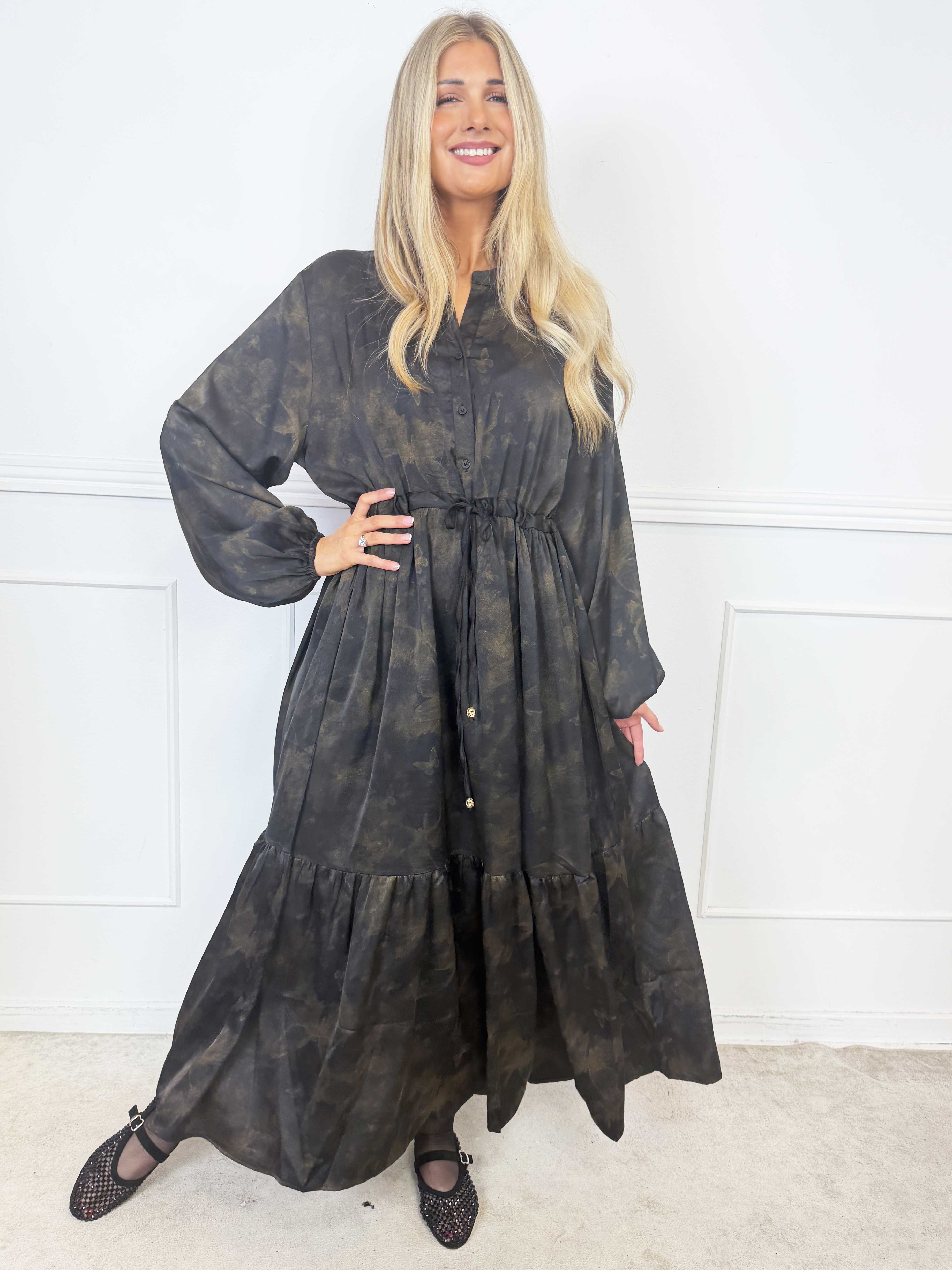 Cecilie - Lang og elegant kjole i viskose med et smukt, svagt skinnende sommerfugleprint