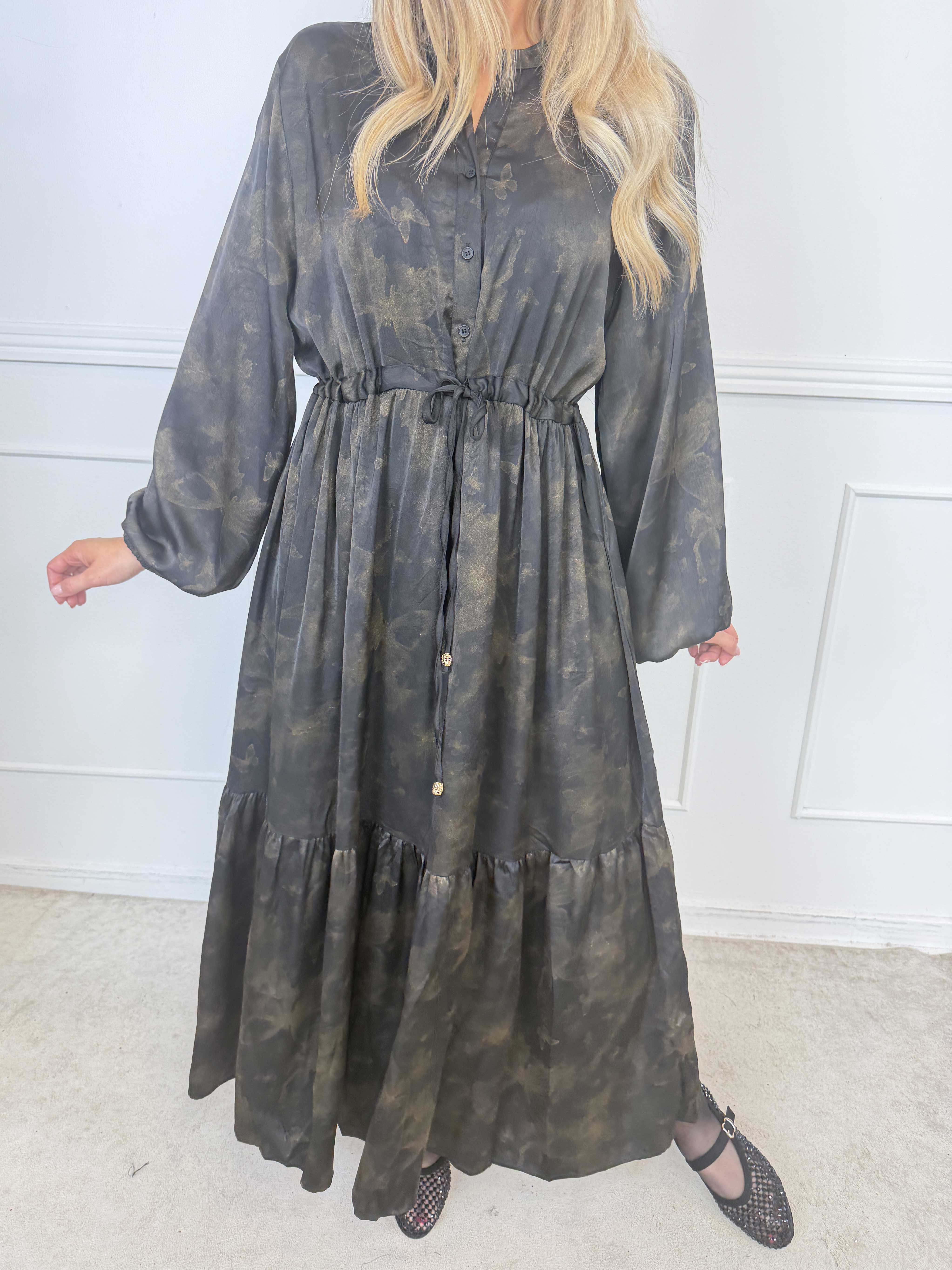 Cecilie - Lang og elegant kjole i viskose med et smukt, svagt skinnende sommerfugleprint