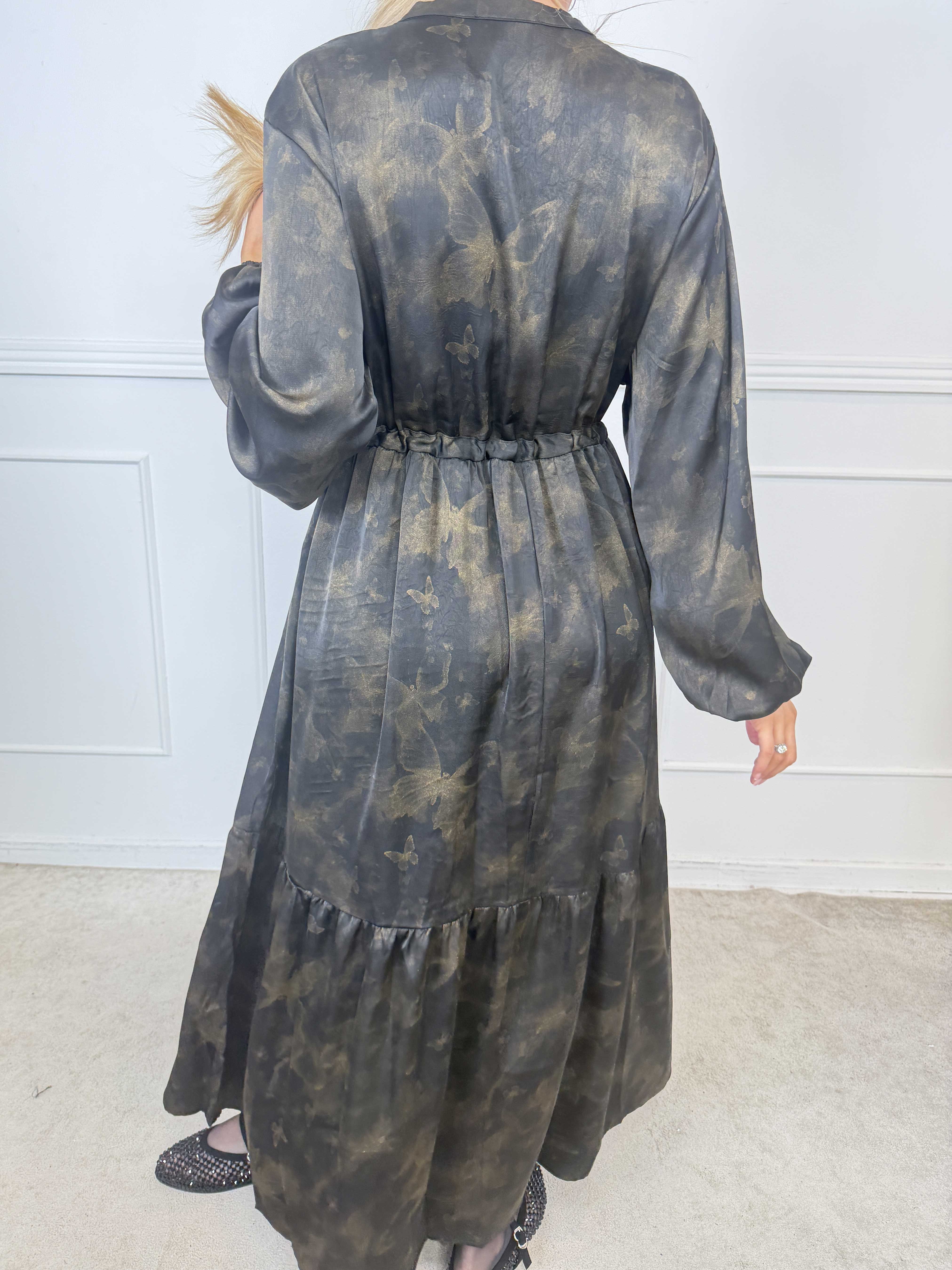 Cecilie - Lang og elegant kjole i viskose med et smukt, svagt skinnende sommerfugleprint