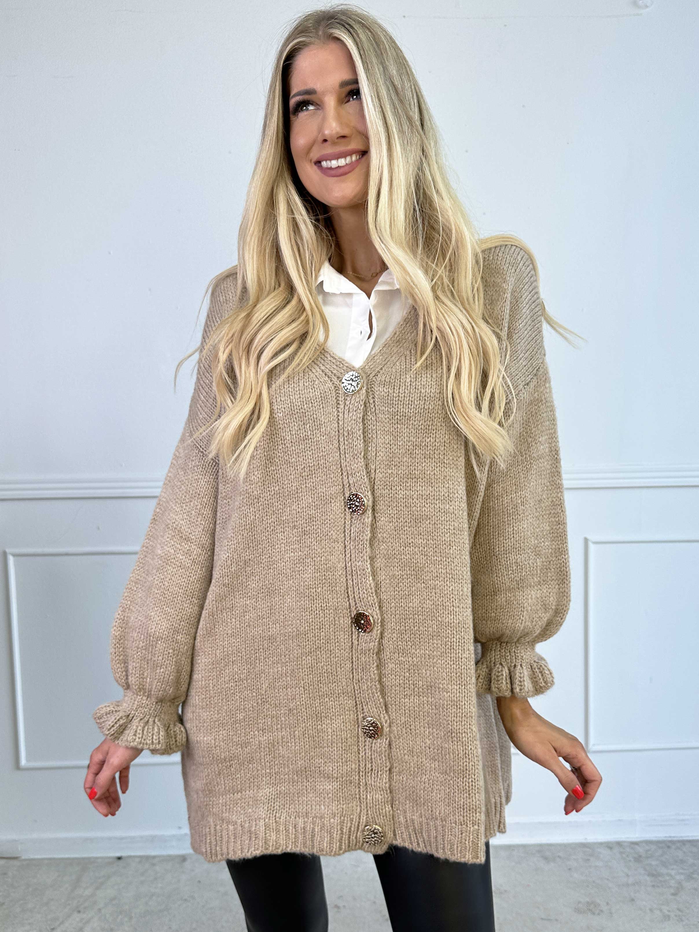 Celeste - Strikcardigan med guld knapper og søde flæseærmer