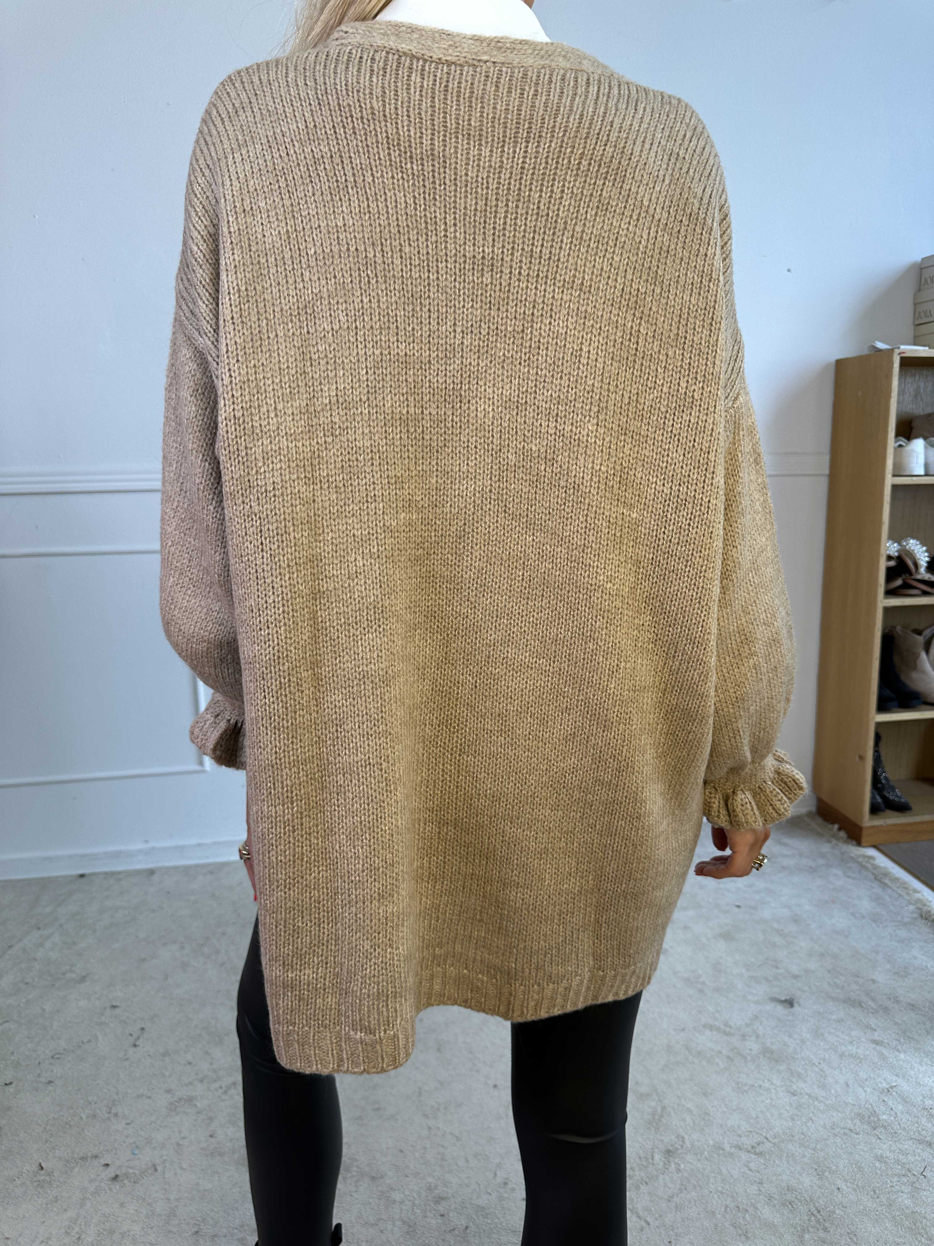 Celeste - Strikcardigan med guld knapper og søde flæseærmer