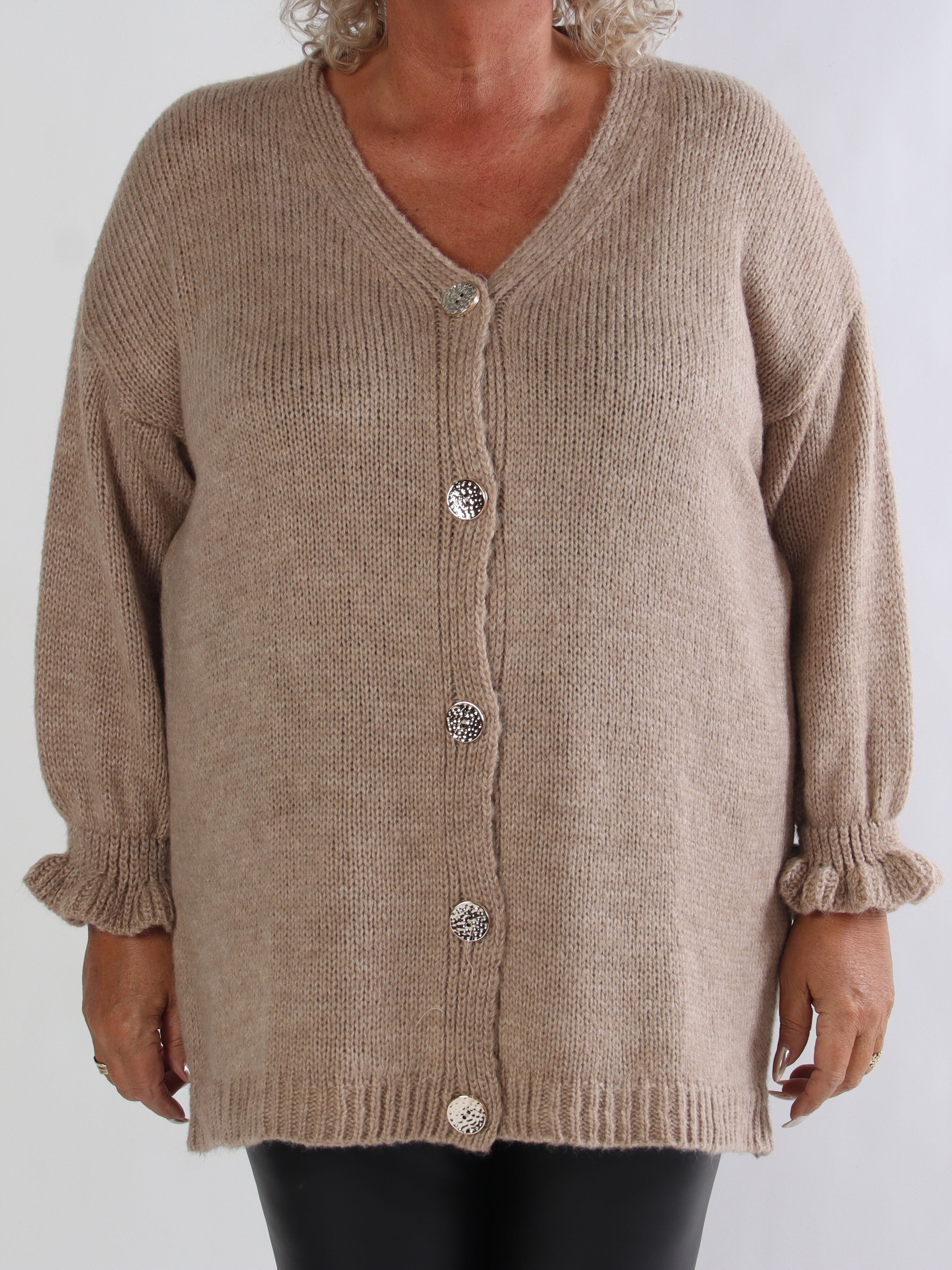 Celeste - Plus size strikcardigan med guld knapper og flæseærmer