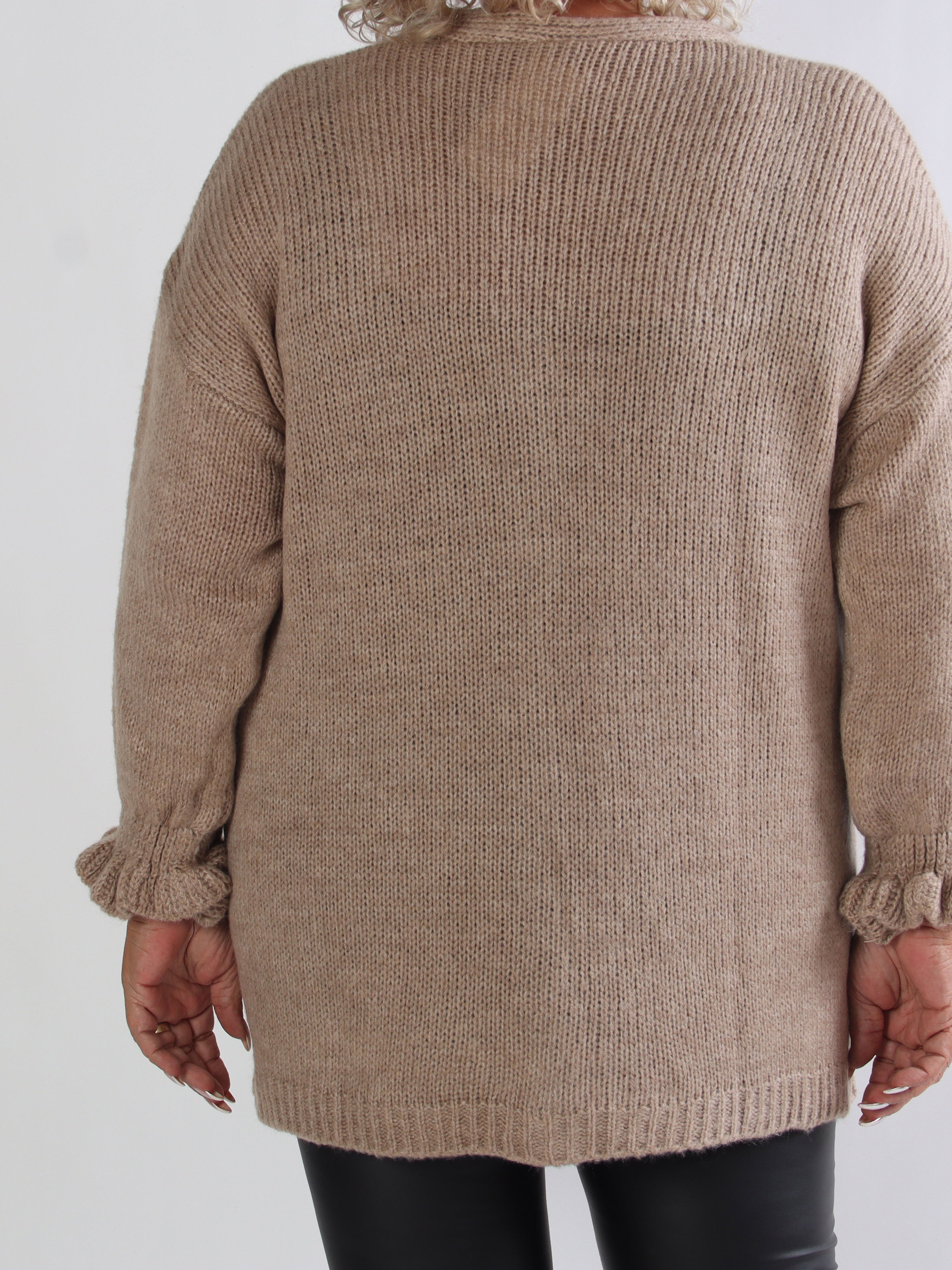 Celeste - Plus size strikcardigan med guld knapper og flæseærmer