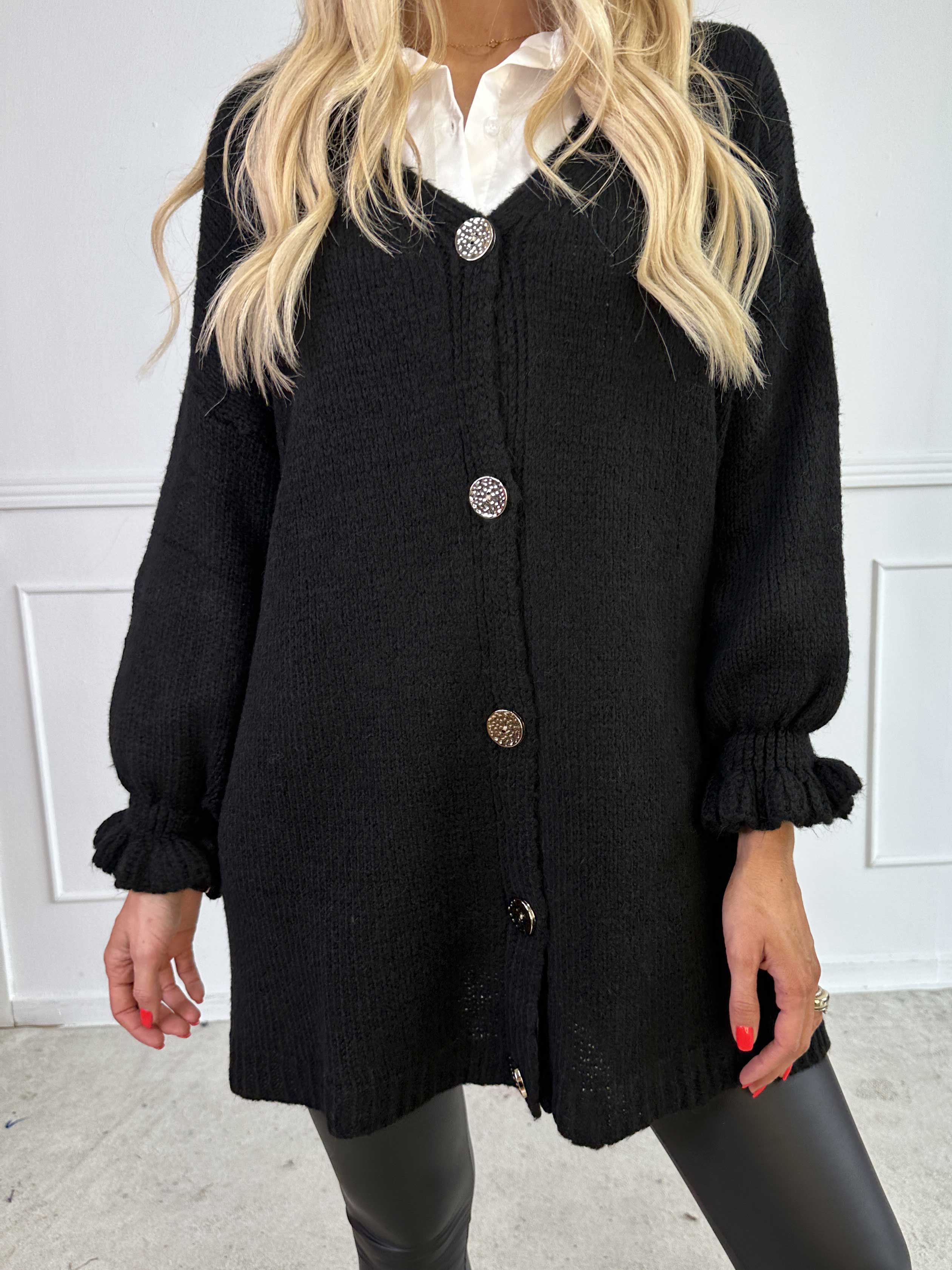 Celeste - Strikcardigan med guld knapper og søde flæseærmer