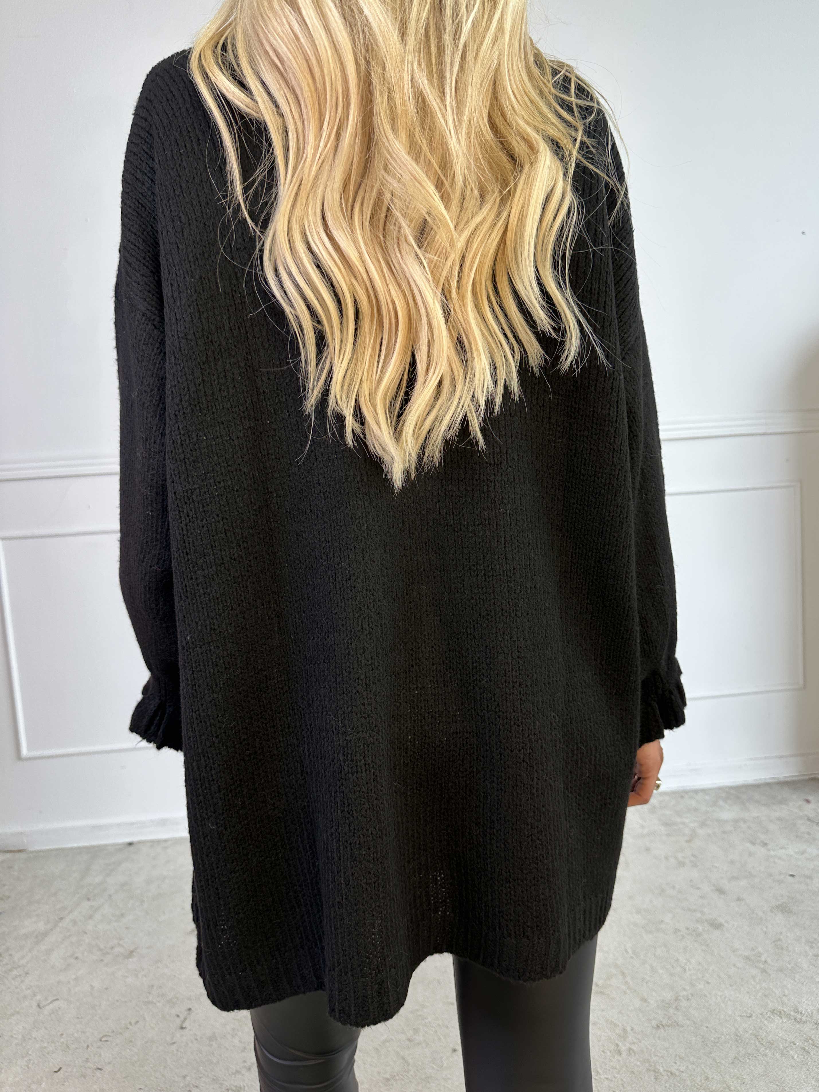 Celeste - Strikcardigan med guld knapper og søde flæseærmer