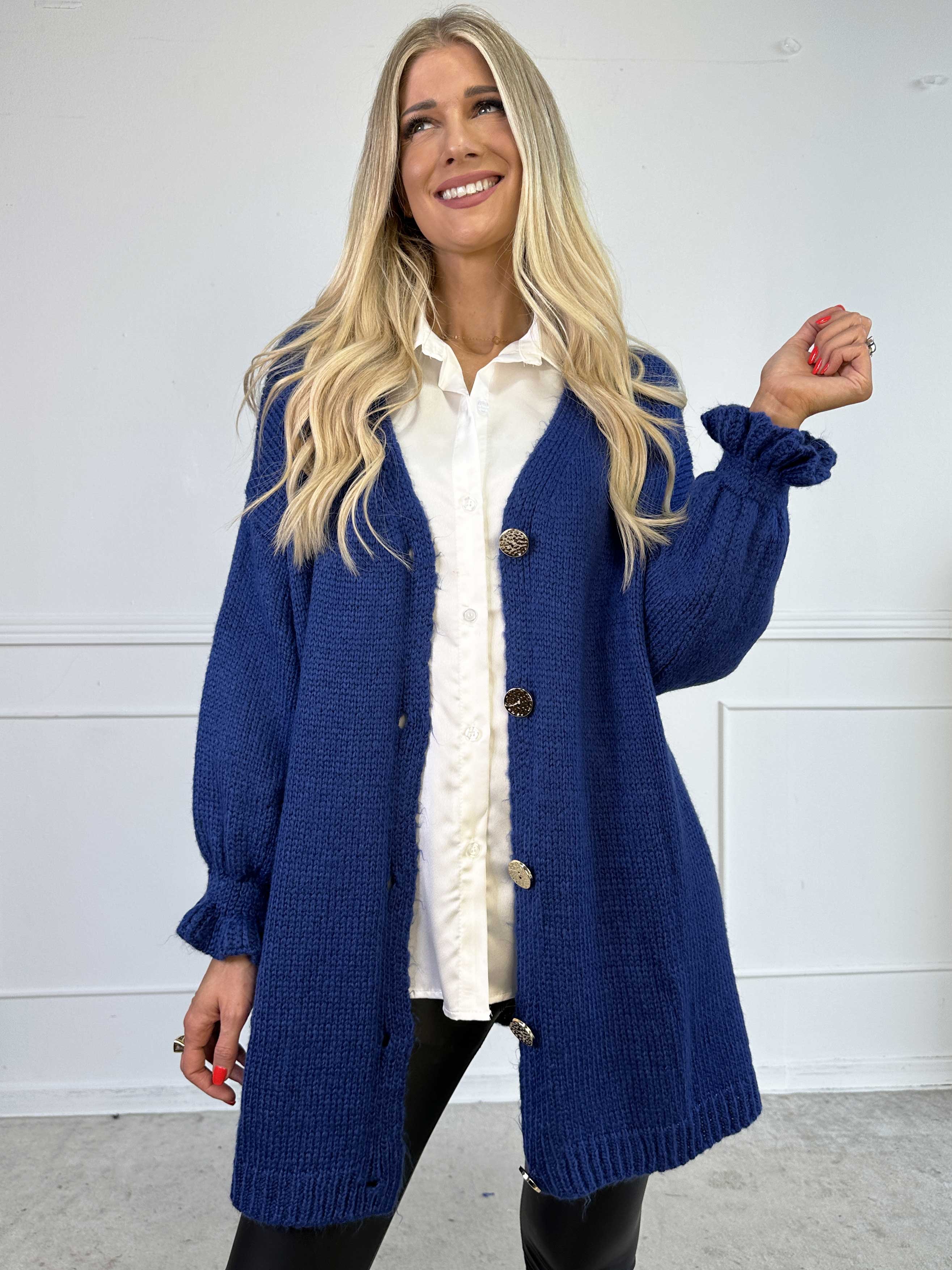 Celeste - Strikcardigan med guld knapper og søde flæseærmer