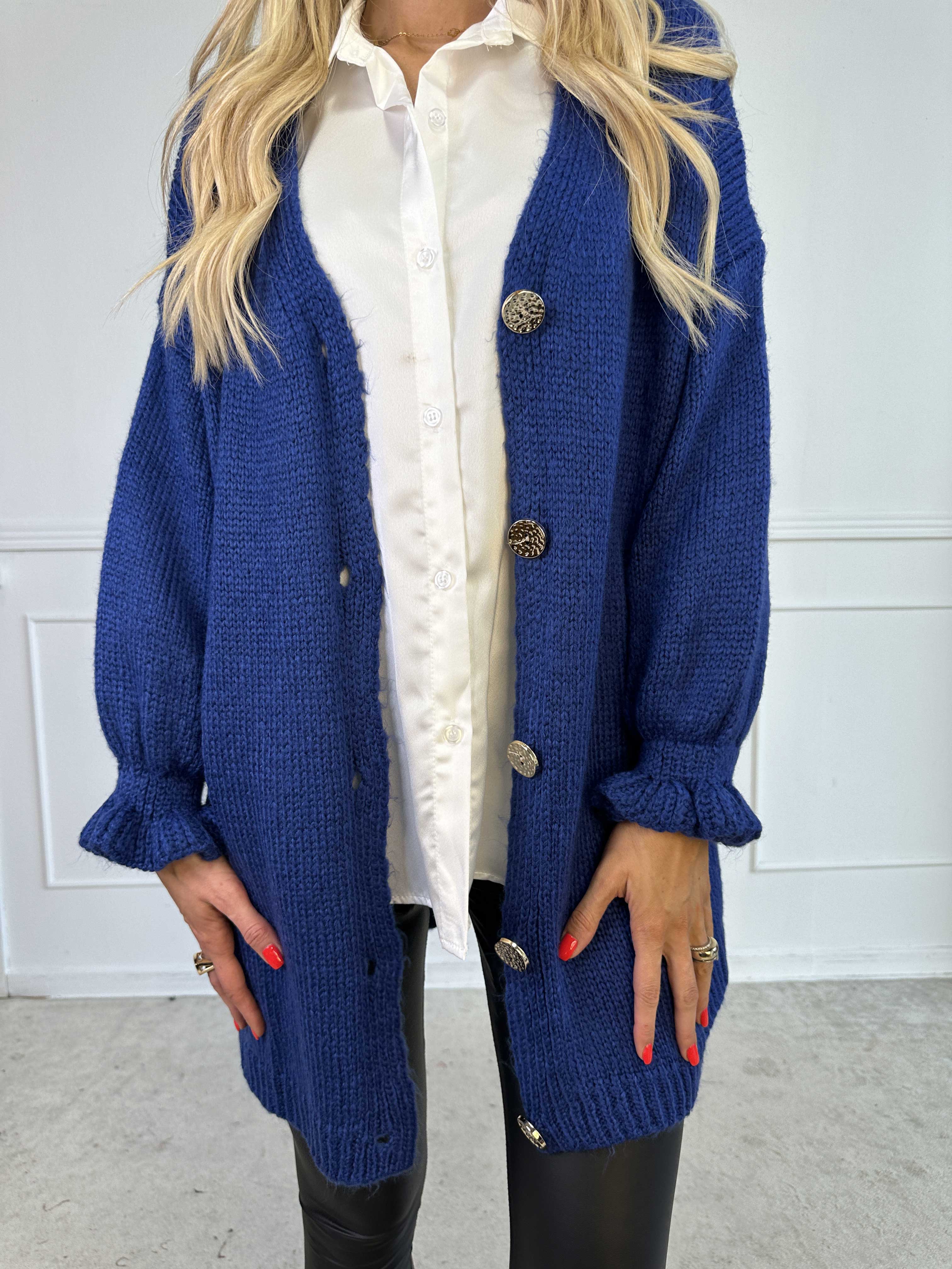 Celeste - Strikcardigan med guld knapper og søde flæseærmer