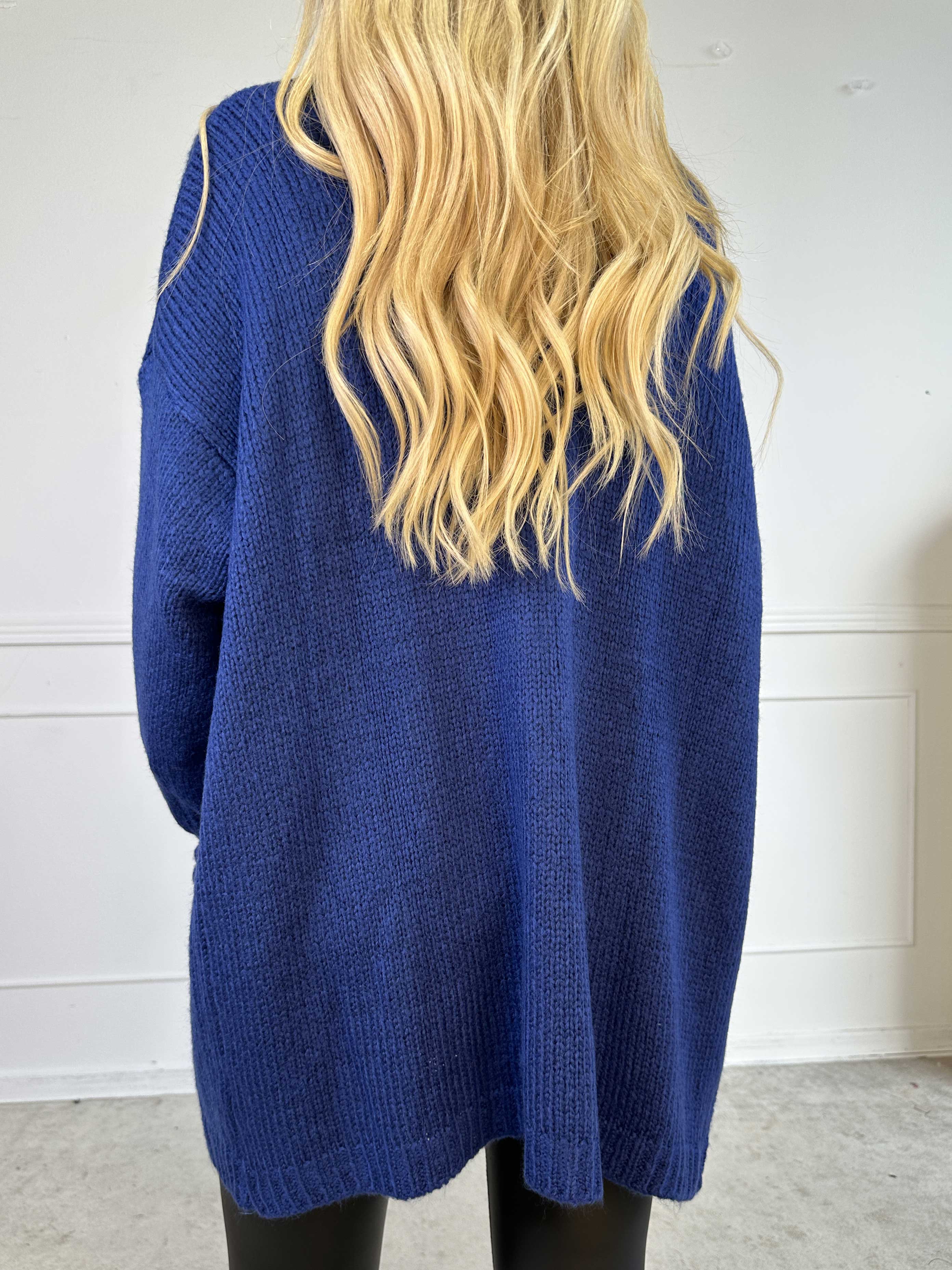 Celeste - Strikcardigan med guld knapper og søde flæseærmer