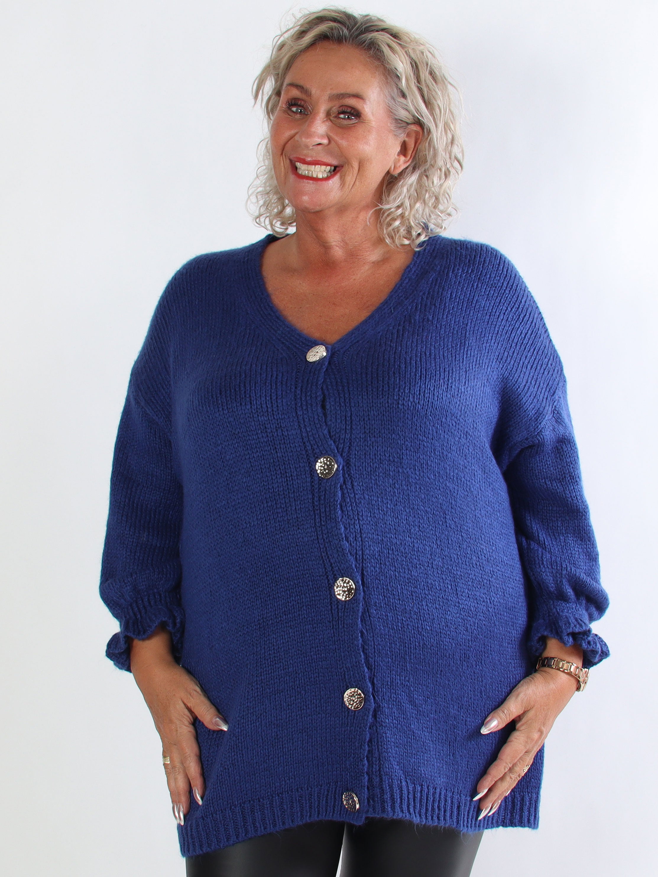 Celeste - Plus size strikcardigan med guld knapper og flæseærmer