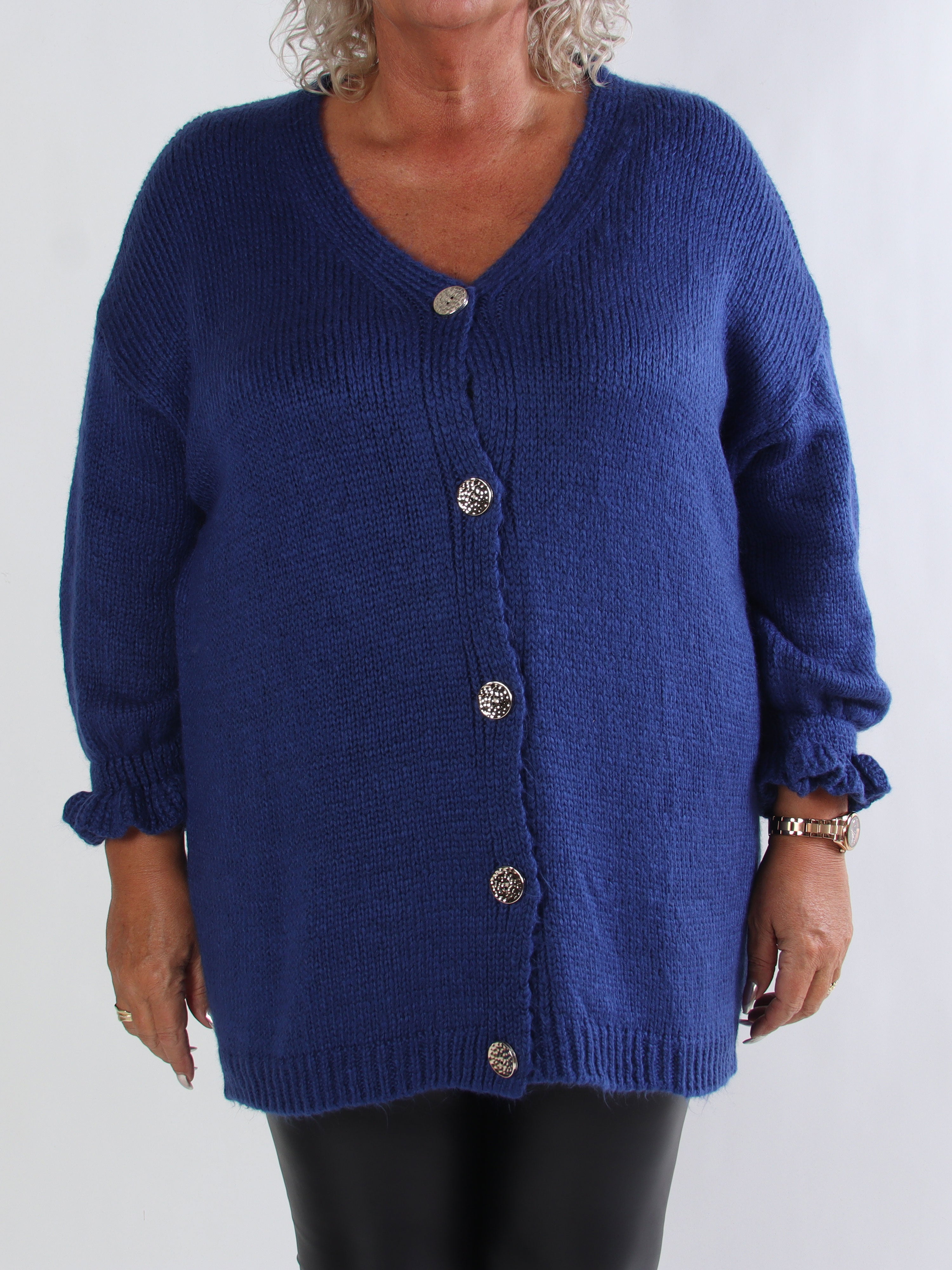 Celeste - Plus size strikcardigan med guld knapper og flæseærmer