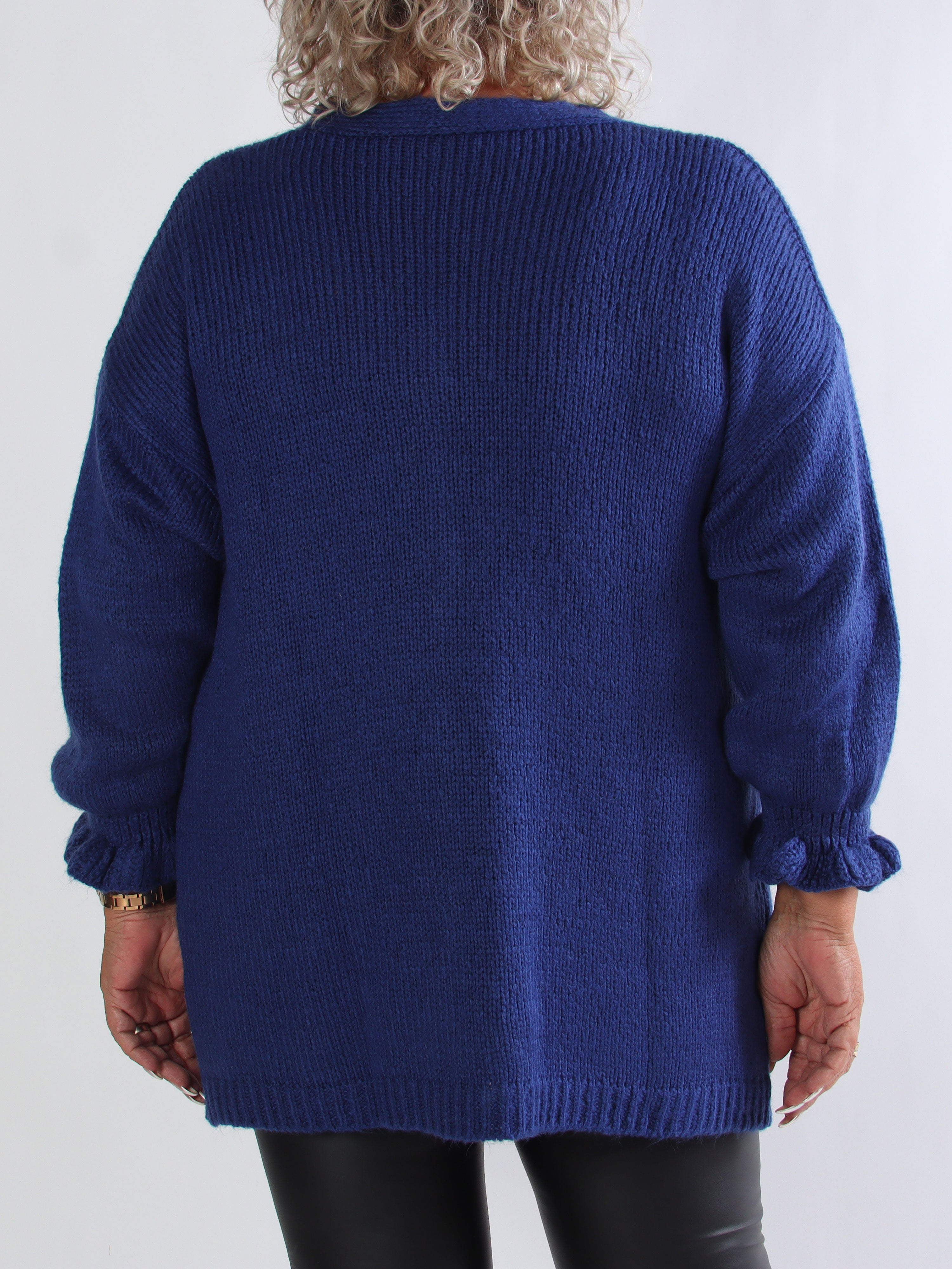 Celeste - Plus size strikcardigan med guld knapper og flæseærmer