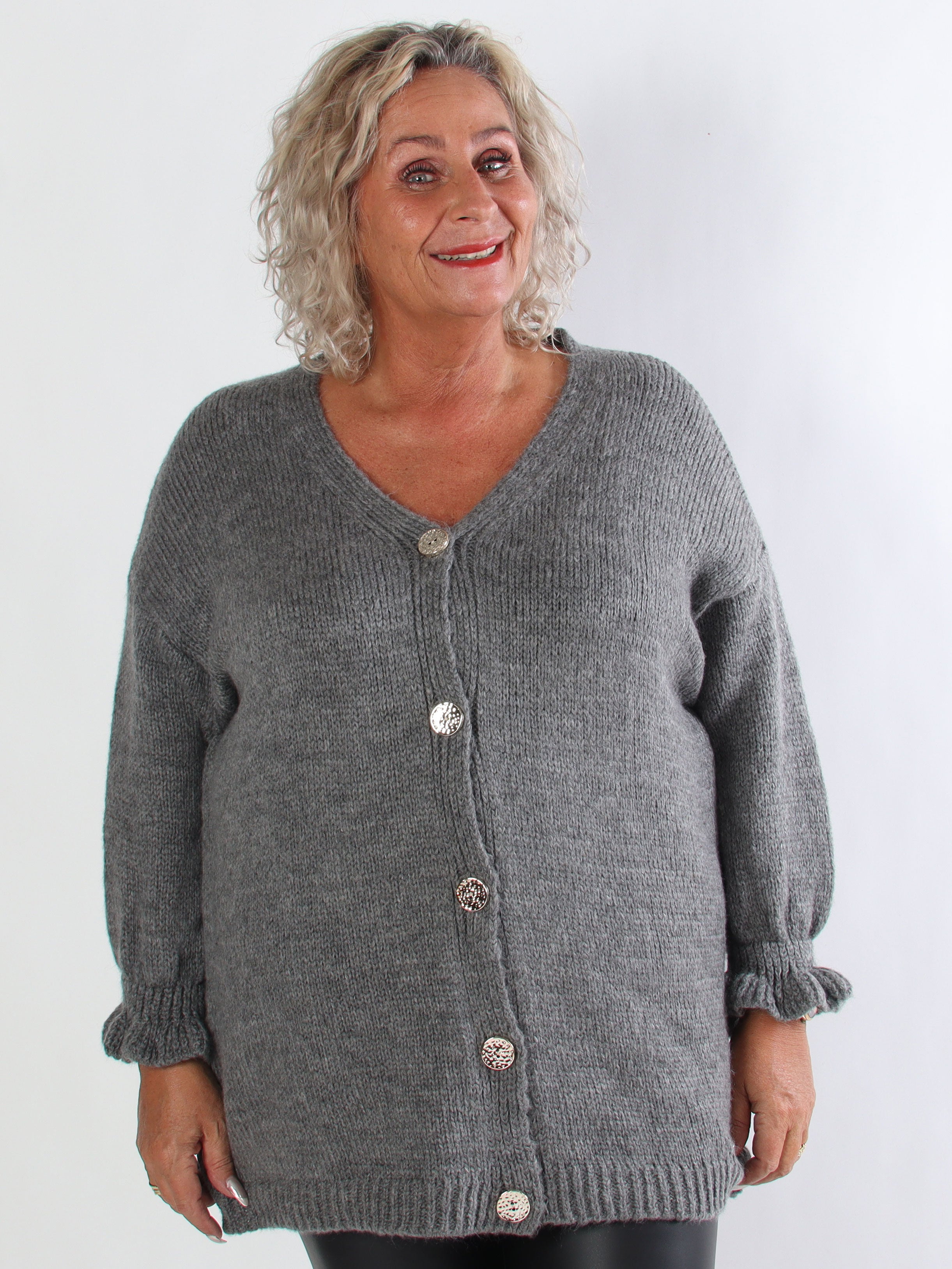 Celeste - Plus size strikcardigan med guld knapper og flæseærmer