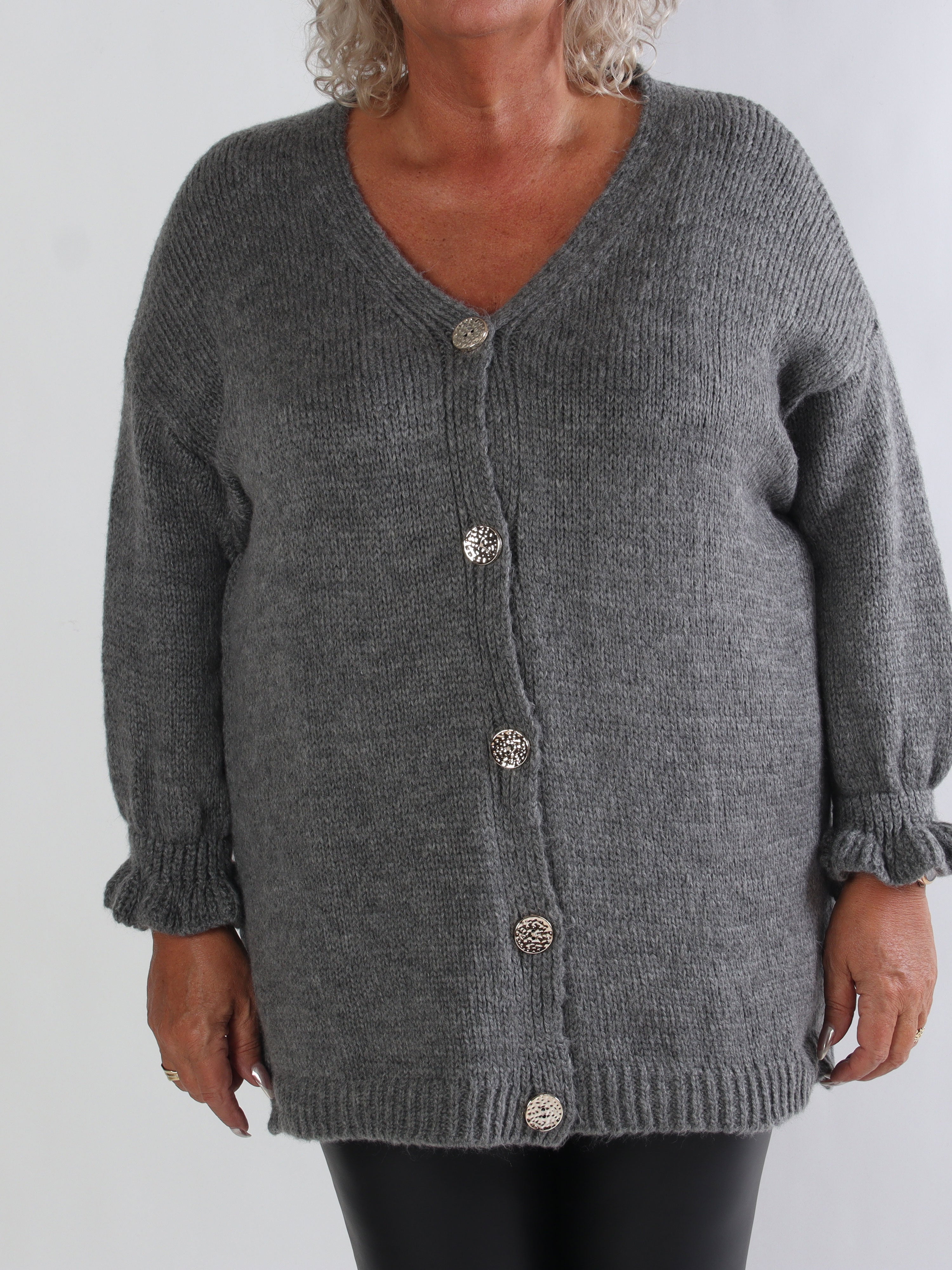 Celeste - Plus size strikcardigan med guld knapper og flæseærmer