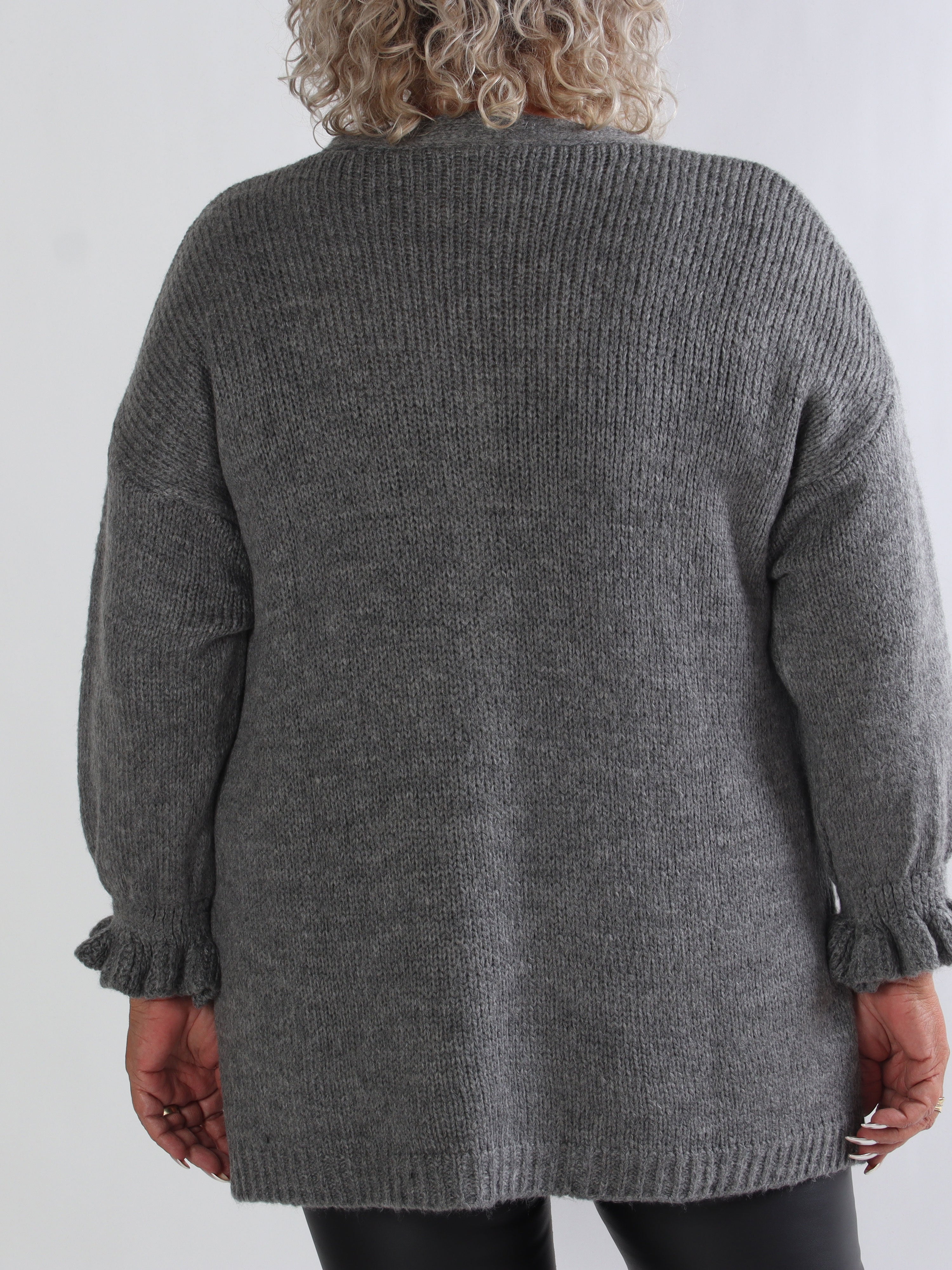 Celeste - Plus size strikcardigan med guld knapper og flæseærmer