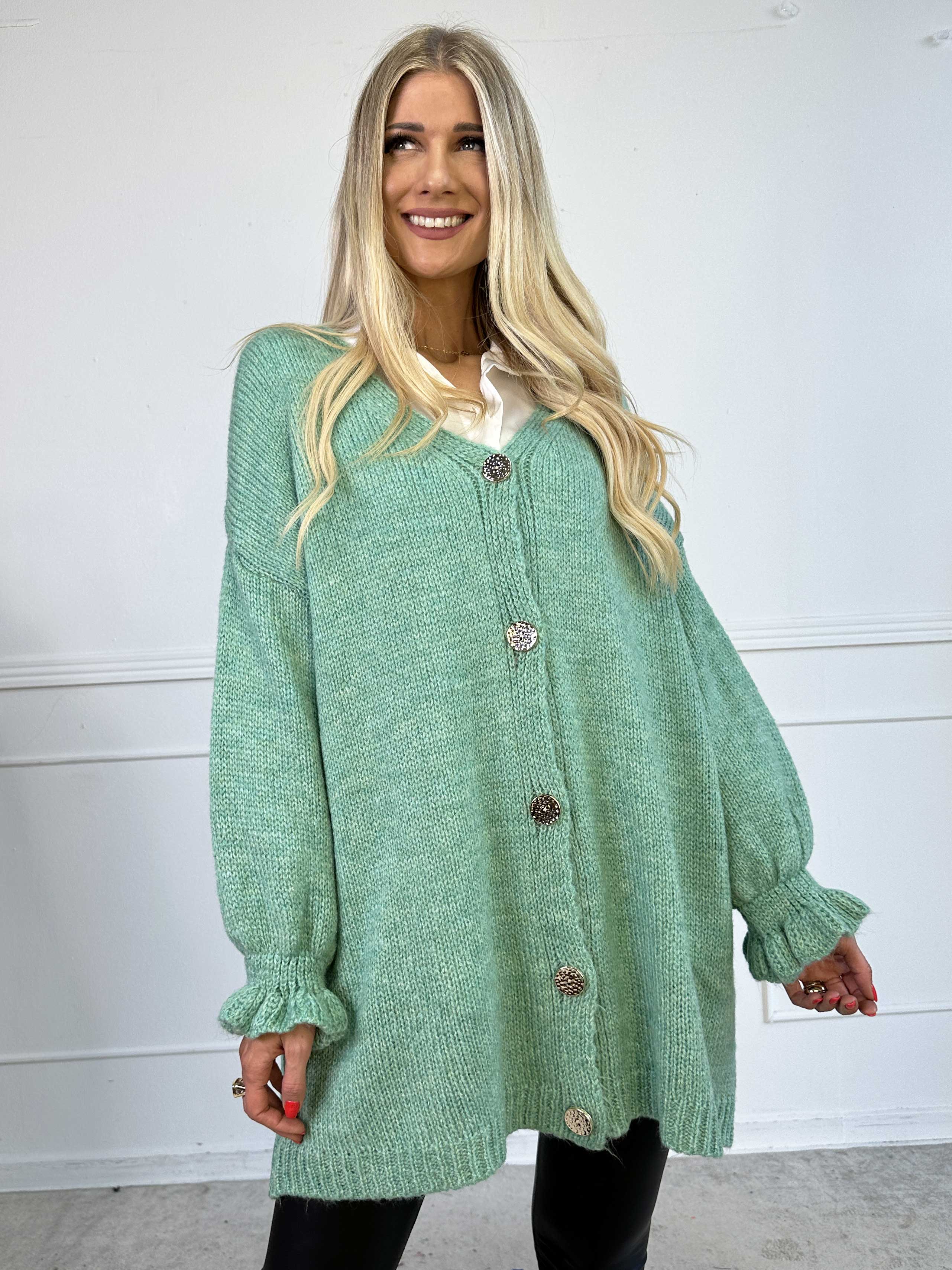 Celeste - Strikcardigan med guld knapper og søde flæseærmer