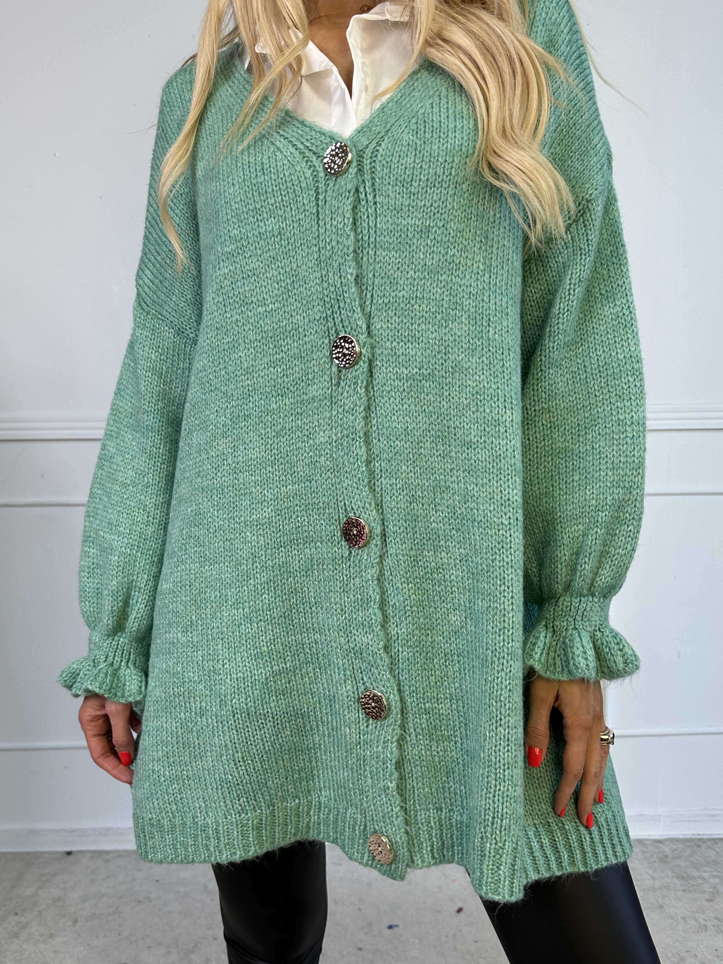 Celeste - Strikcardigan med guld knapper og søde flæseærmer