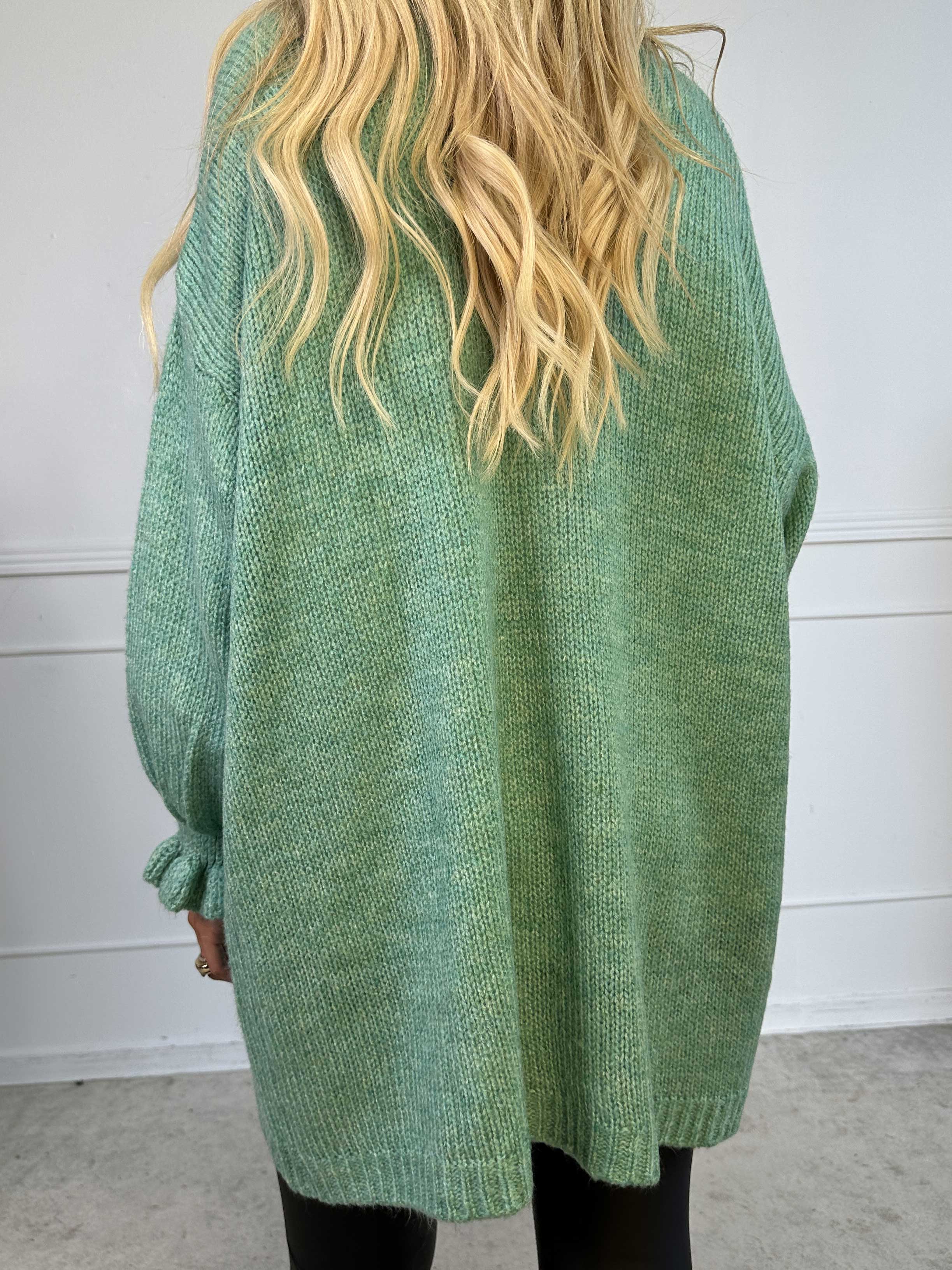 Celeste - Strikcardigan med guld knapper og søde flæseærmer