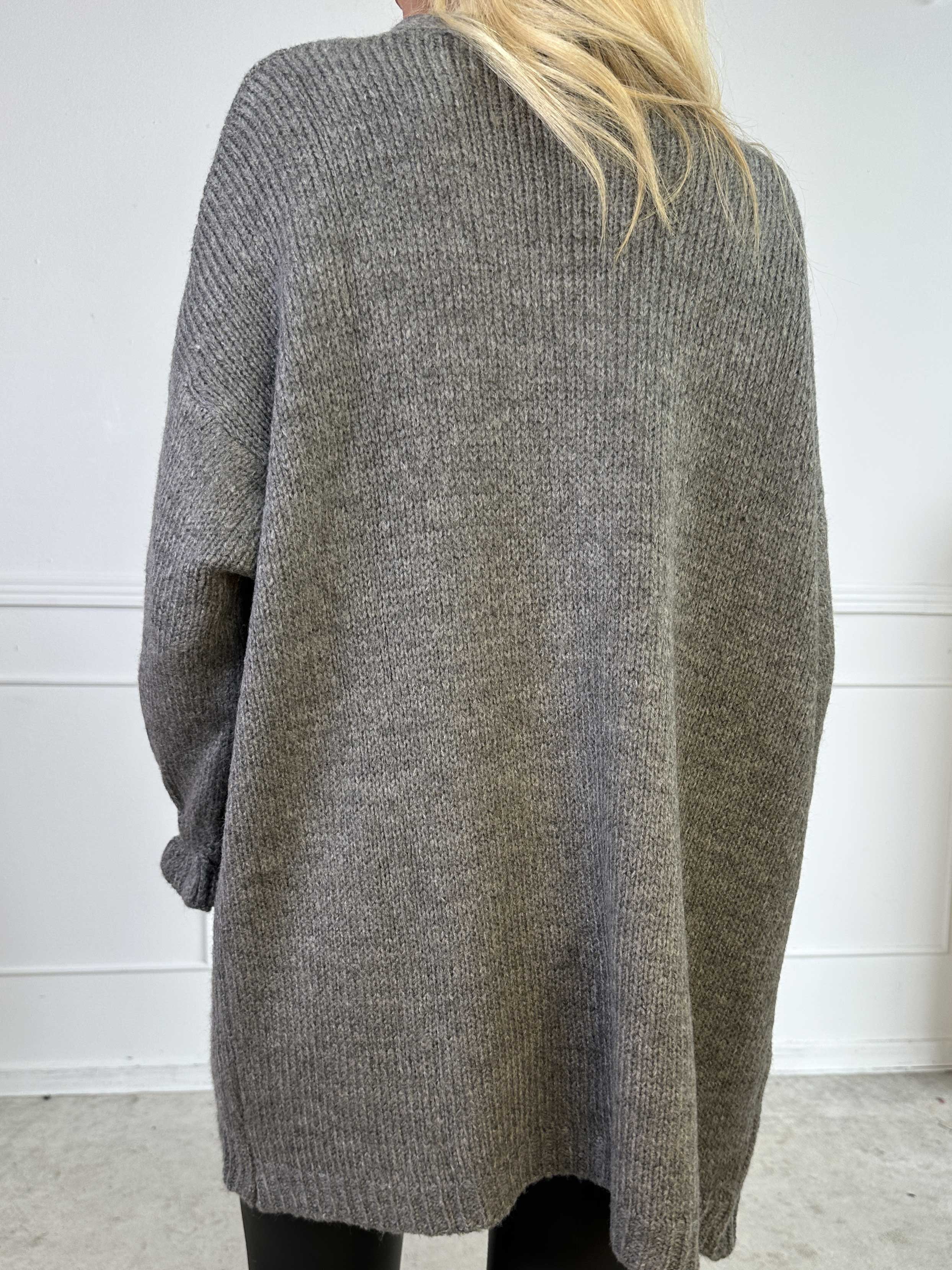 Celeste - Strikcardigan med guld knapper og søde flæseærmer