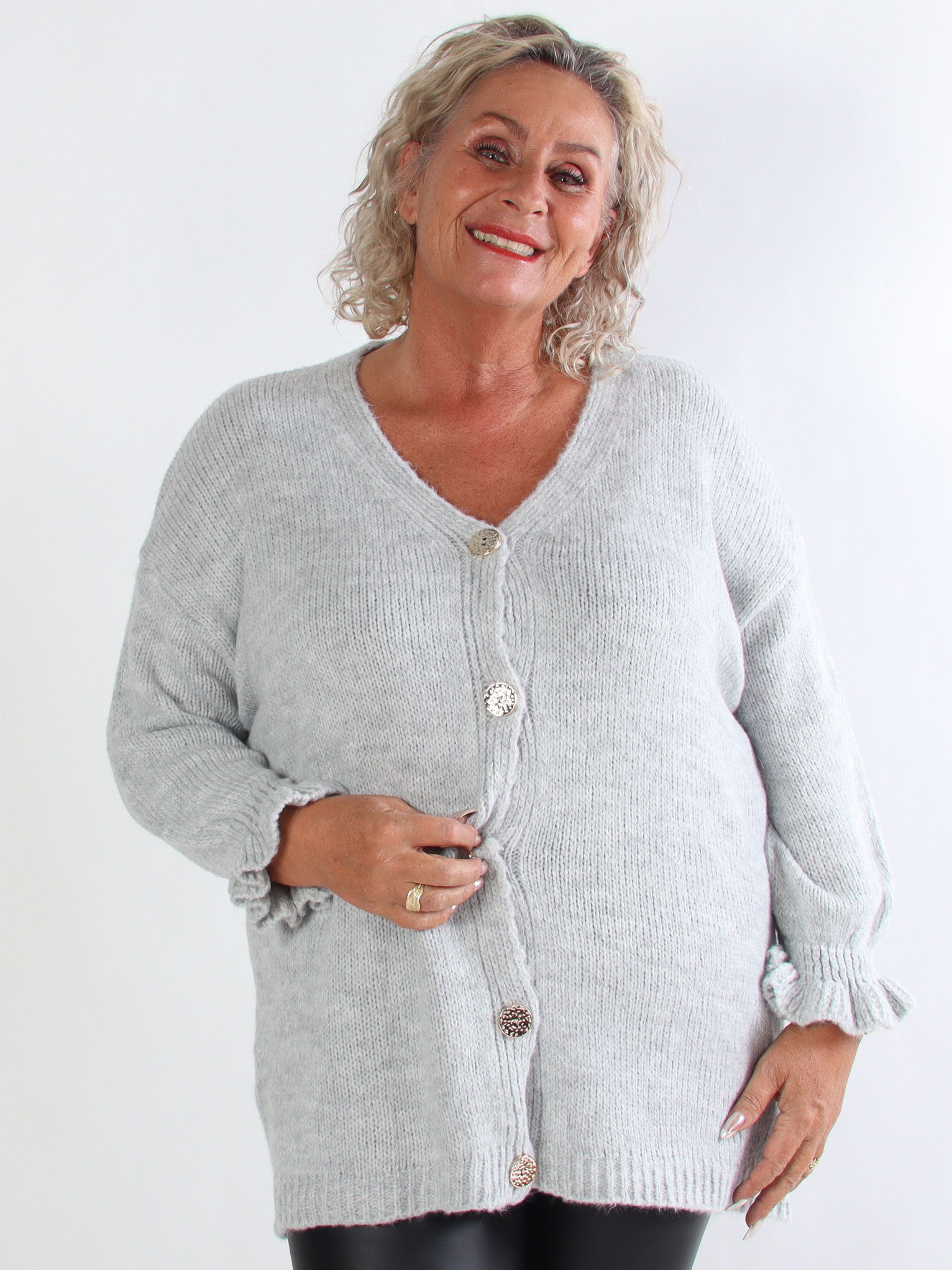 Celeste - Plus size strikcardigan med guld knapper og flæseærmer