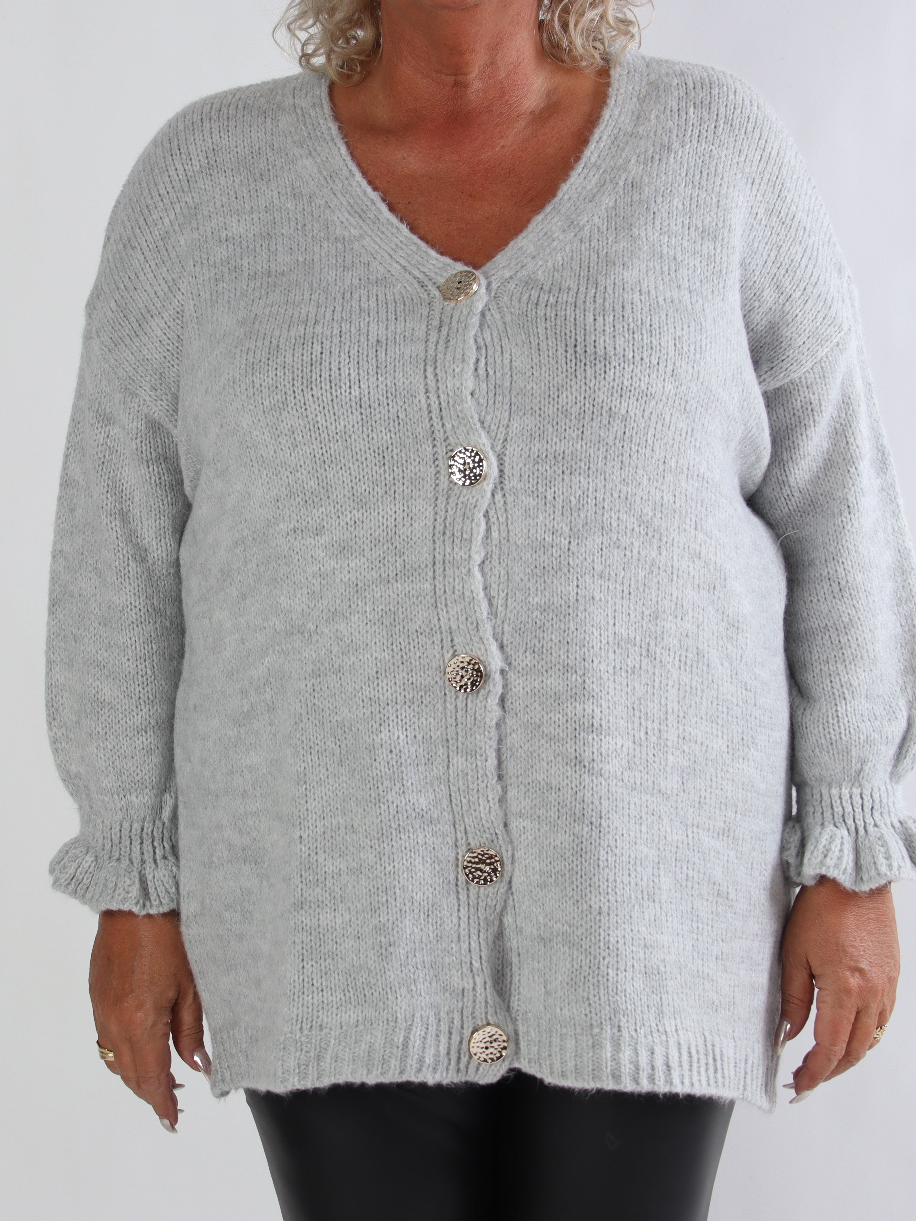 Celeste - Plus size strikcardigan med guld knapper og flæseærmer