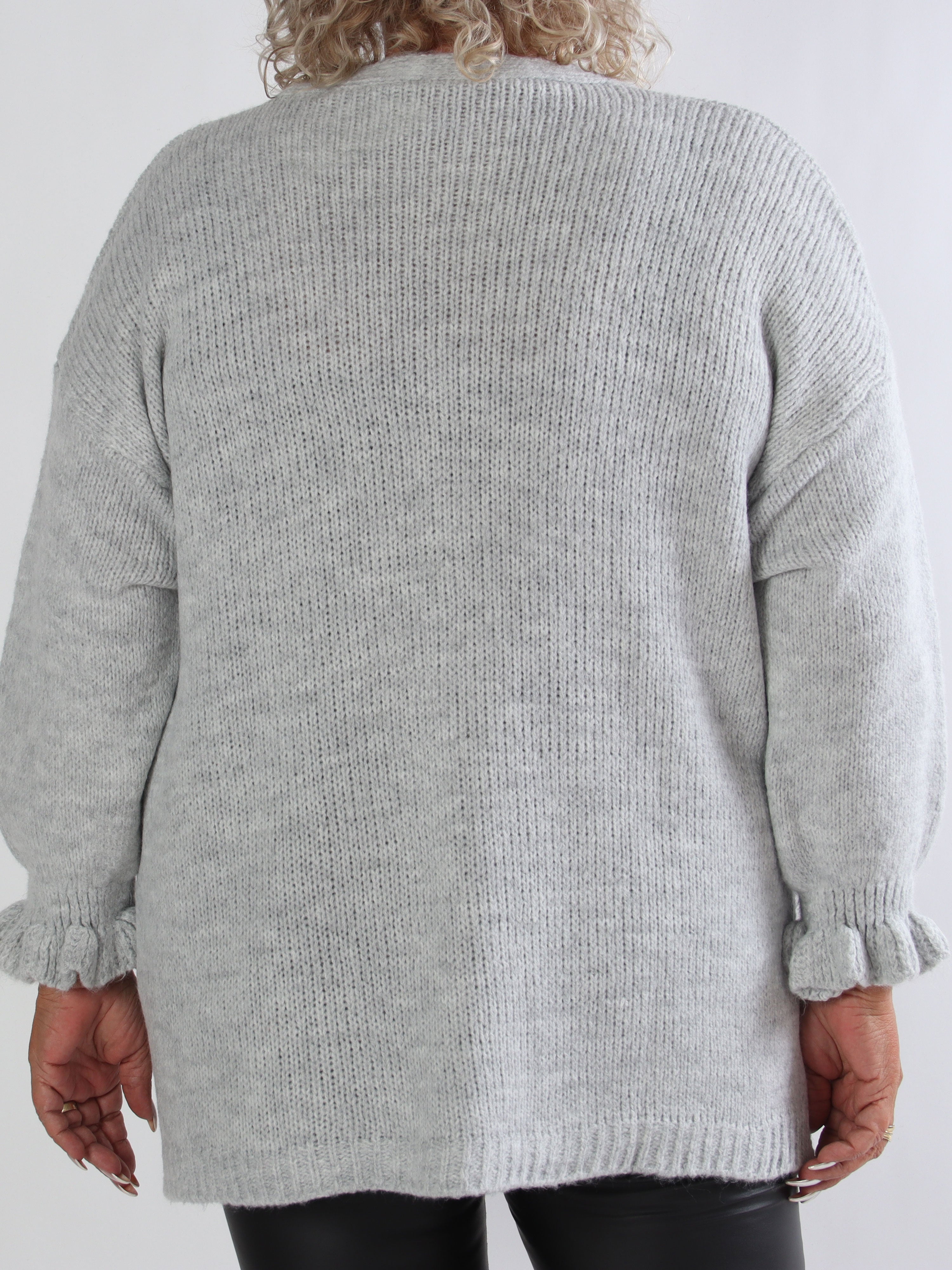 Celeste - Plus size strikcardigan med guld knapper og flæseærmer