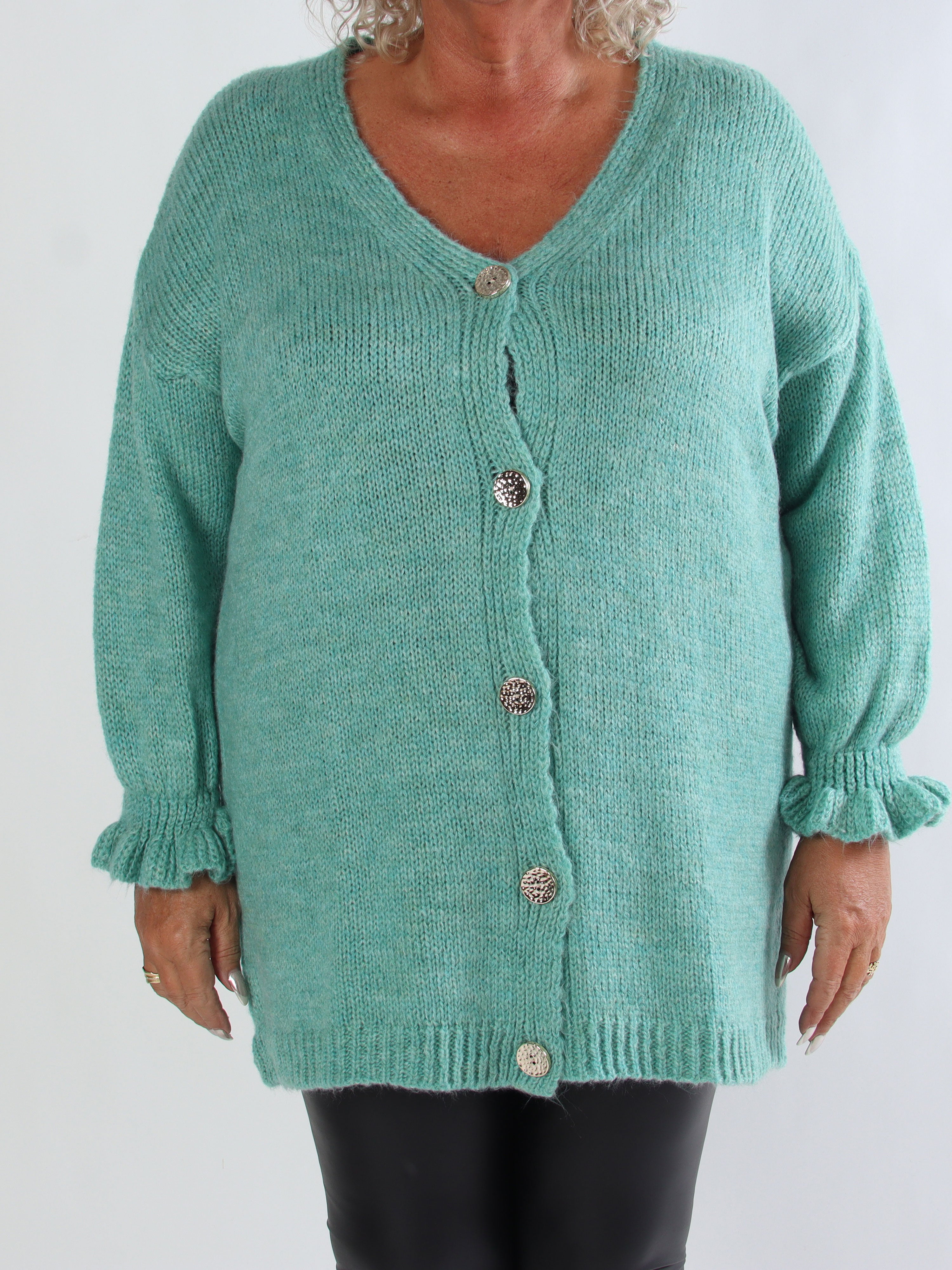 Celeste - Plus size strikcardigan med guld knapper og flæseærmer