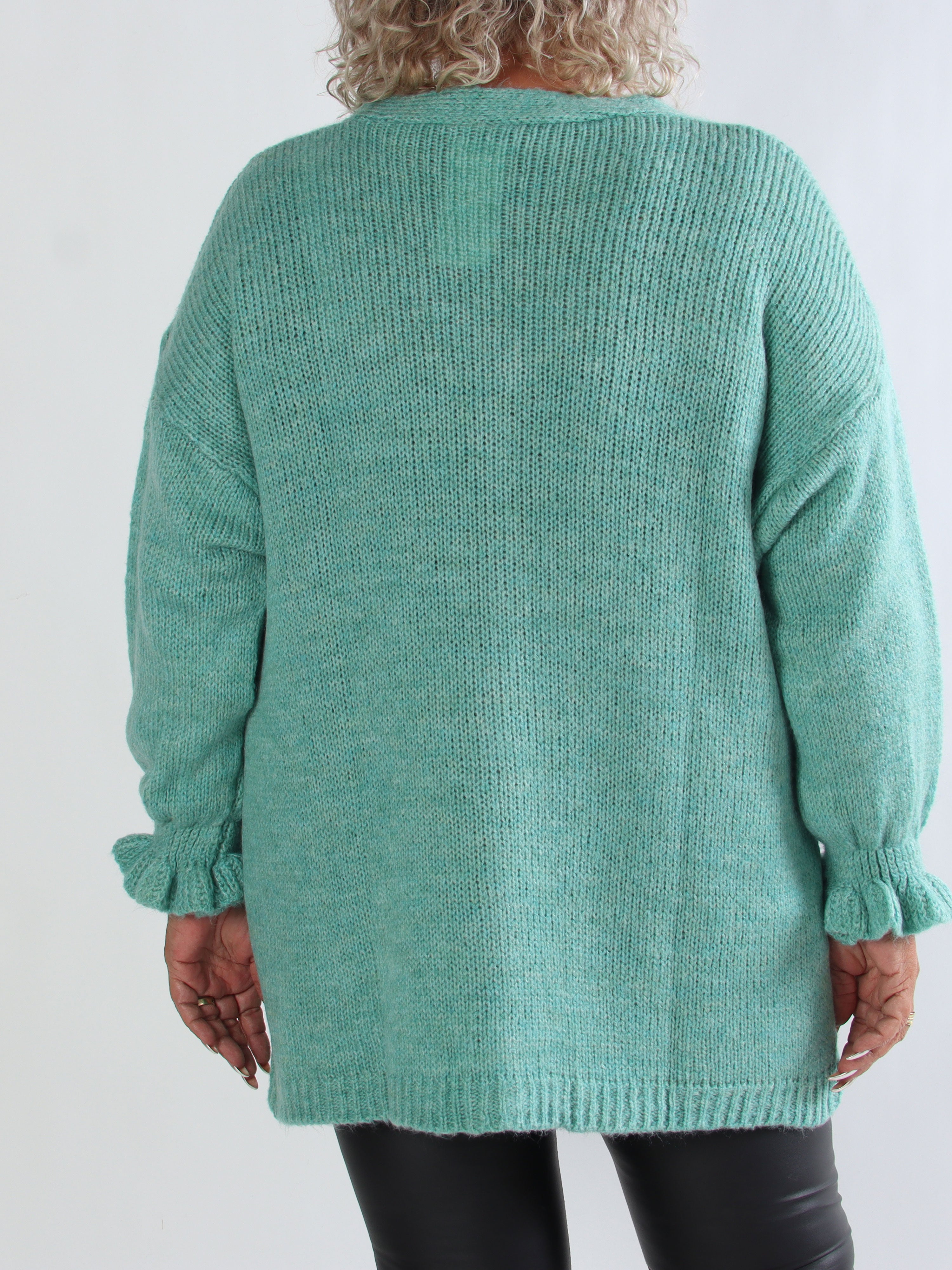 Celeste - Plus size strikcardigan med guld knapper og flæseærmer