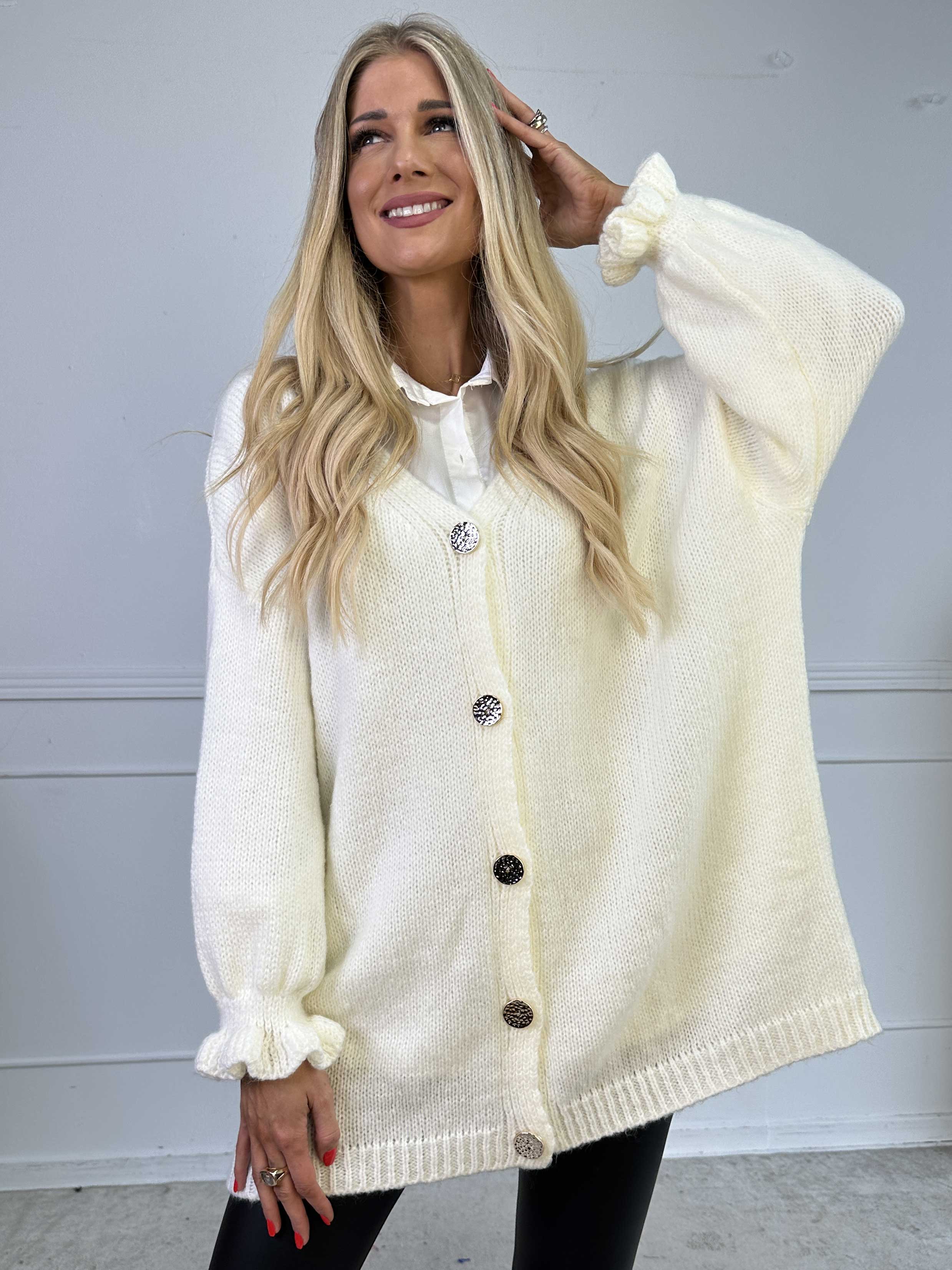 Celeste - Strikcardigan med guld knapper og søde flæseærmer