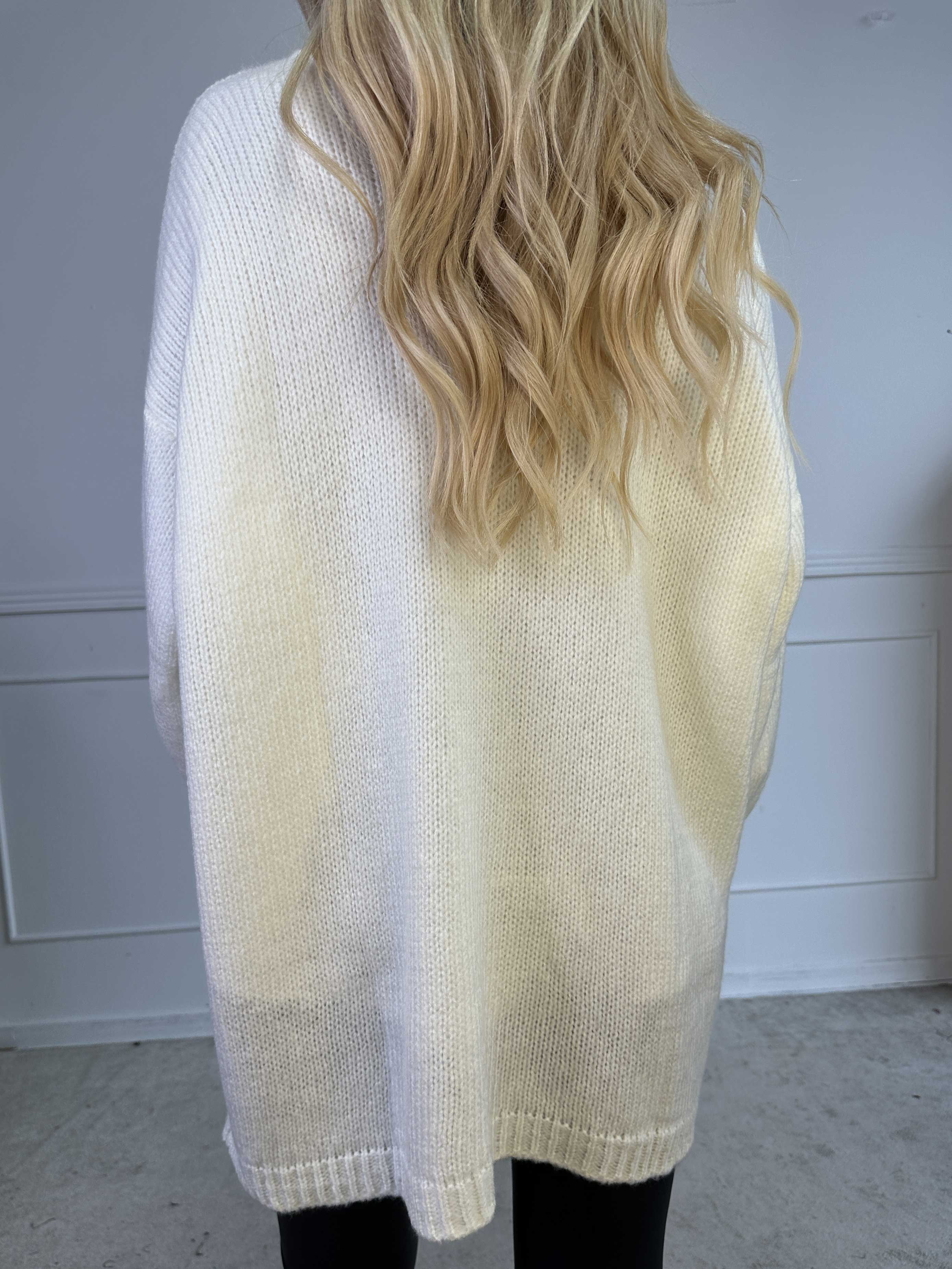 Celeste - Strikcardigan med guld knapper og søde flæseærmer