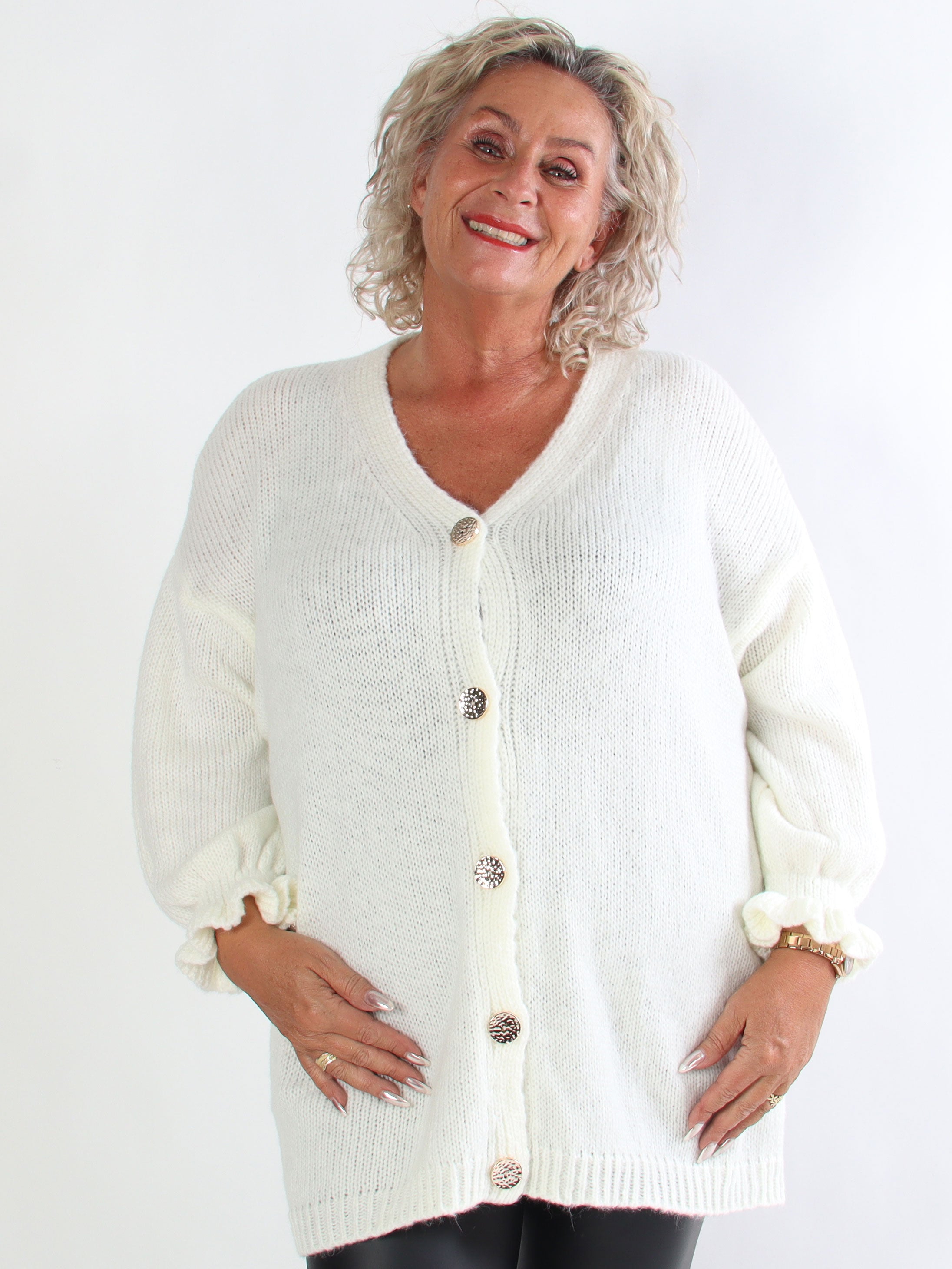Celeste - Plus size strikcardigan med guld knapper og flæseærmer