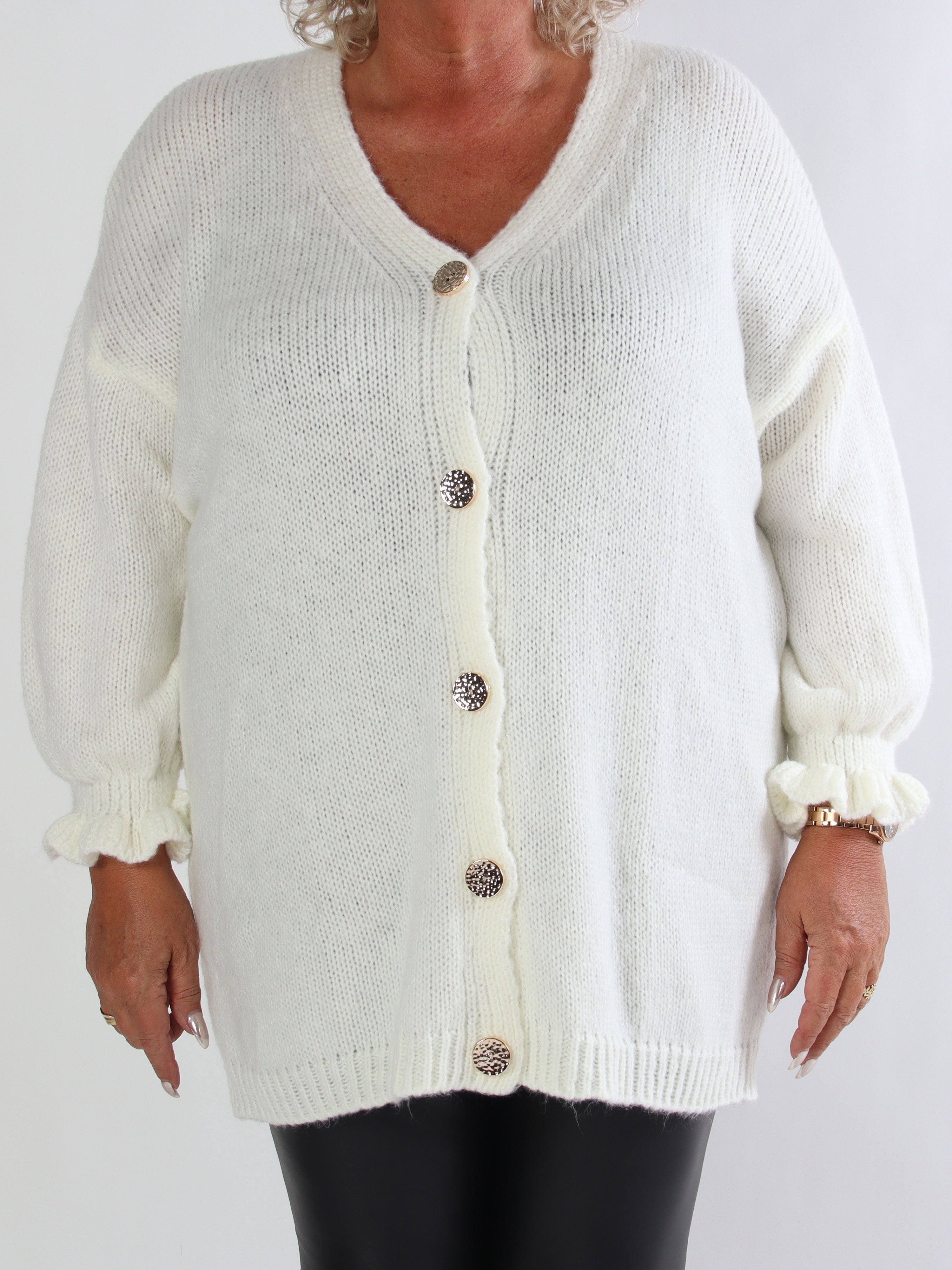 Celeste - Plus size strikcardigan med guld knapper og flæseærmer