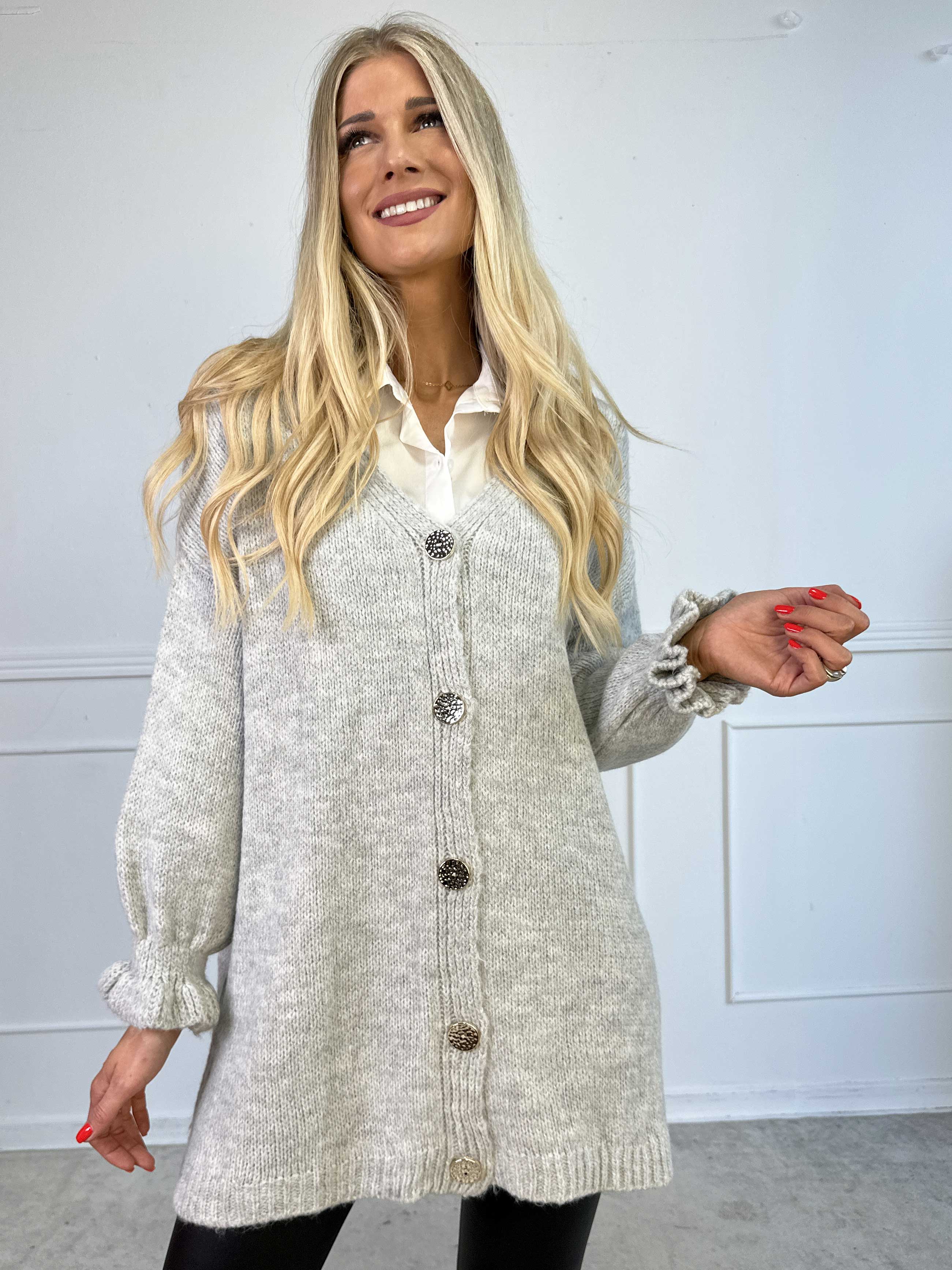 Celeste - Strikcardigan med guld knapper og søde flæseærmer